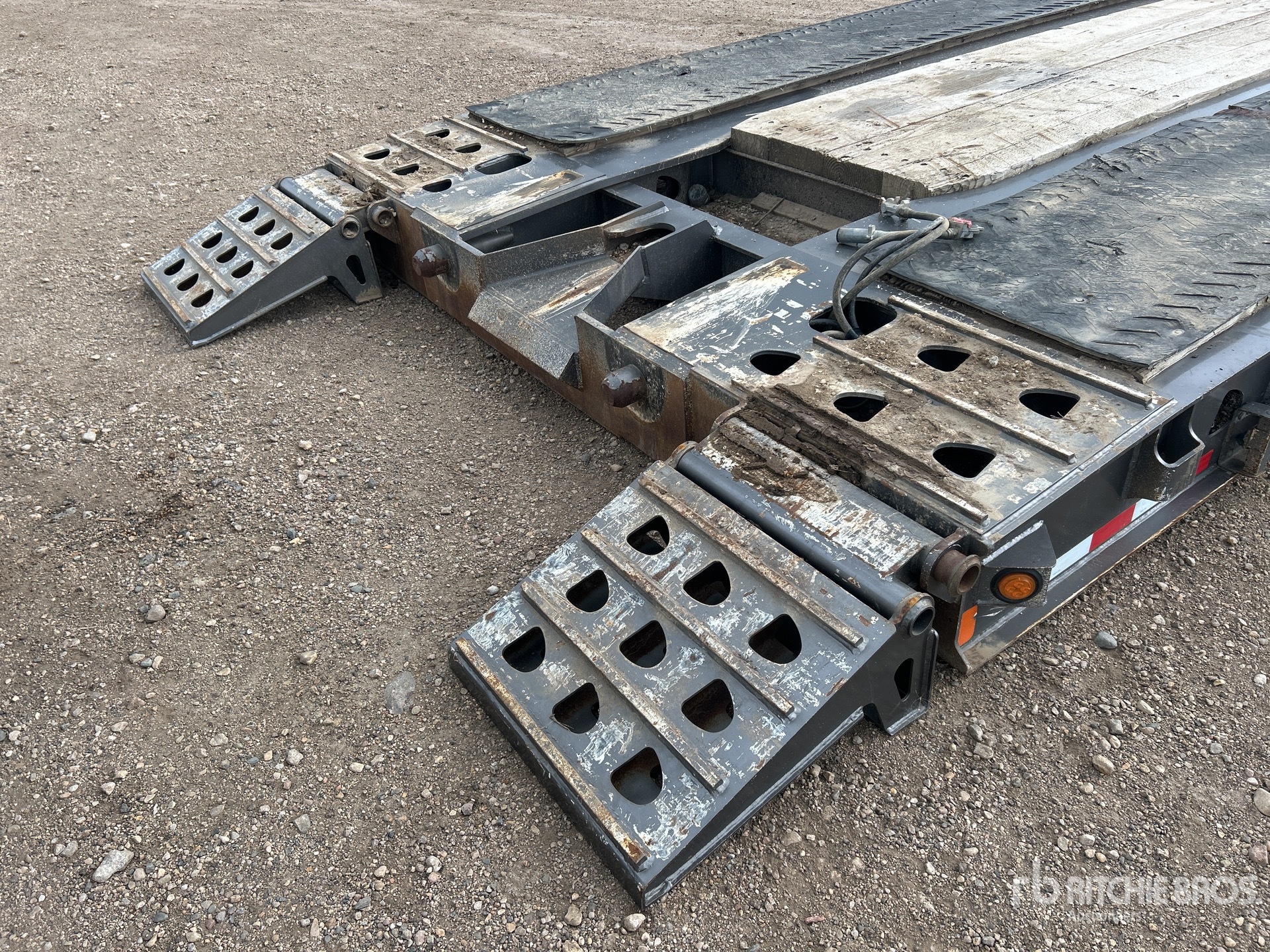 2022 Doepker 68775 lb Tri/A Removable Gooseneck