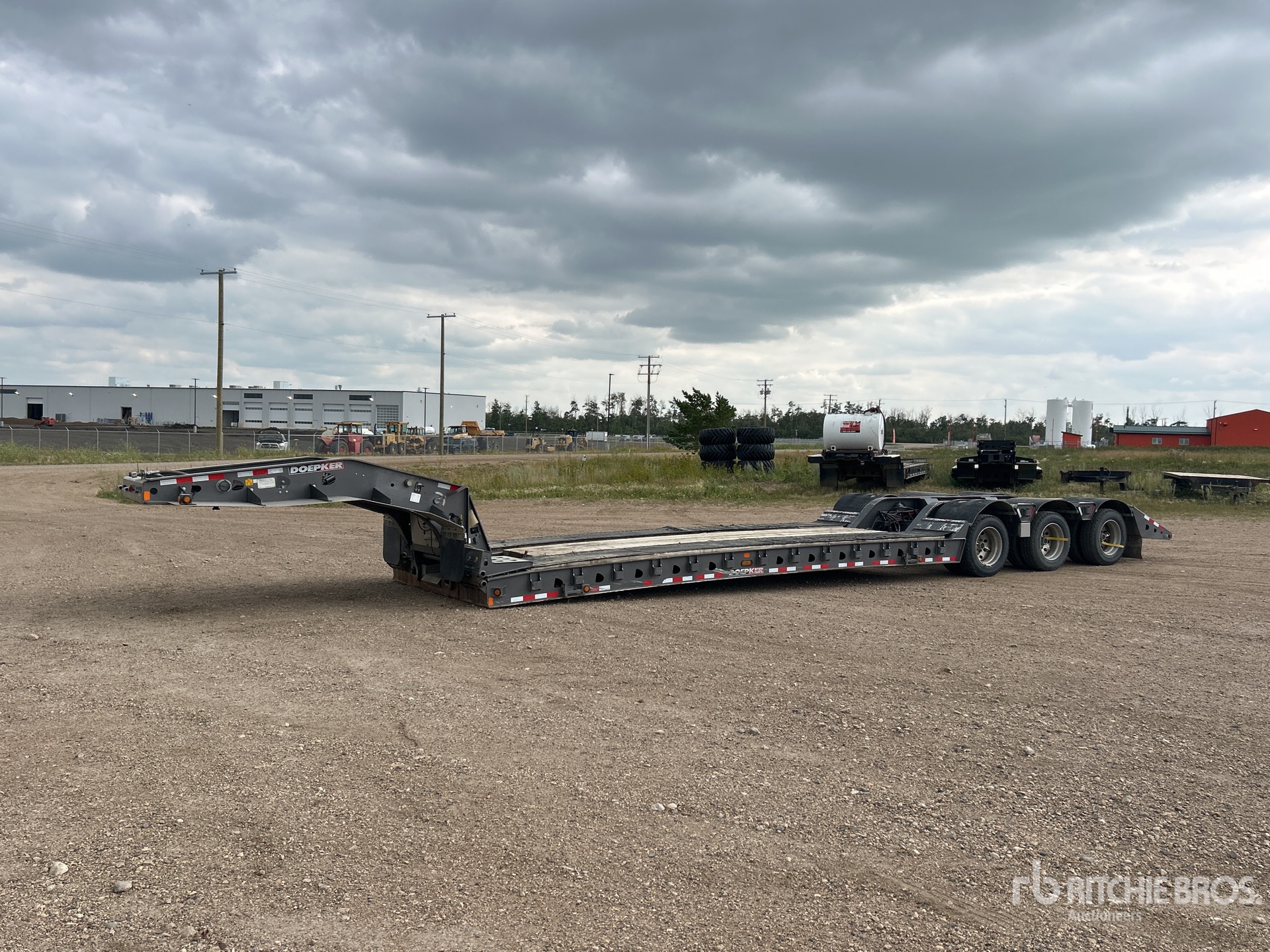 2022 Doepker 68775 lb Tri/A Removable Gooseneck