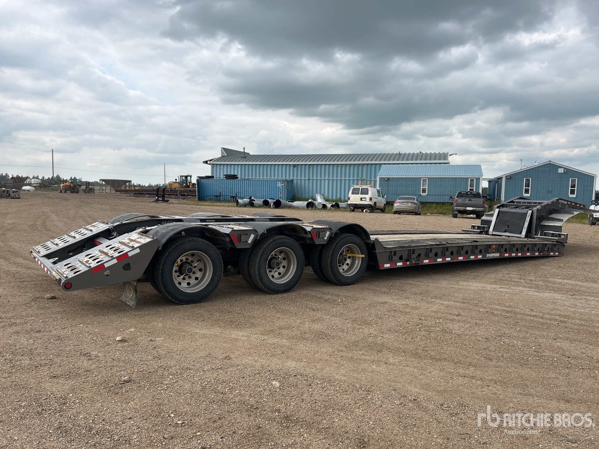2022 Doepker 68775 lb Tri/A Removable Gooseneck