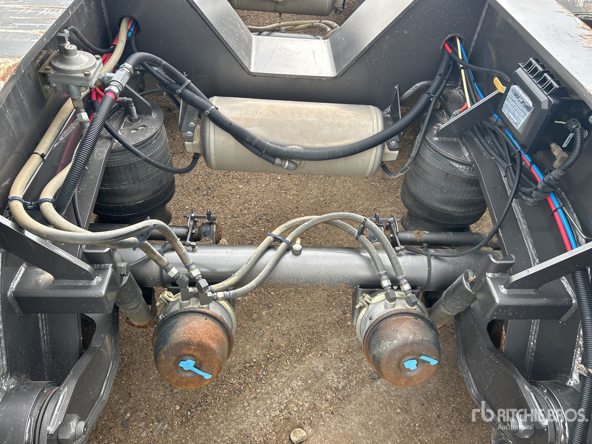 2022 Doepker 68775 lb Tri/A Removable Gooseneck