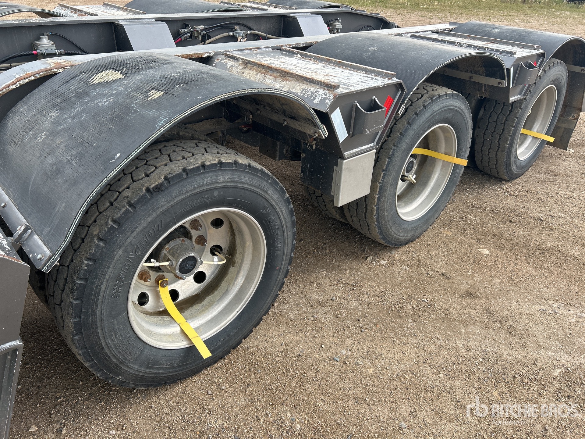 2022 Doepker 68775 lb Tri/A Removable Gooseneck