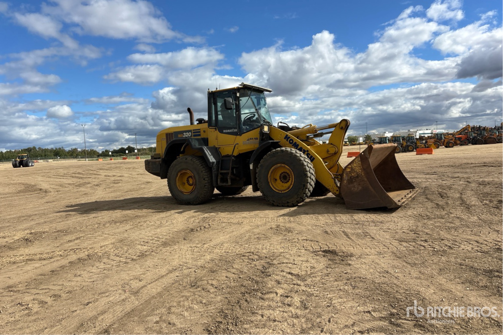 2013 Komatsu WA320-7