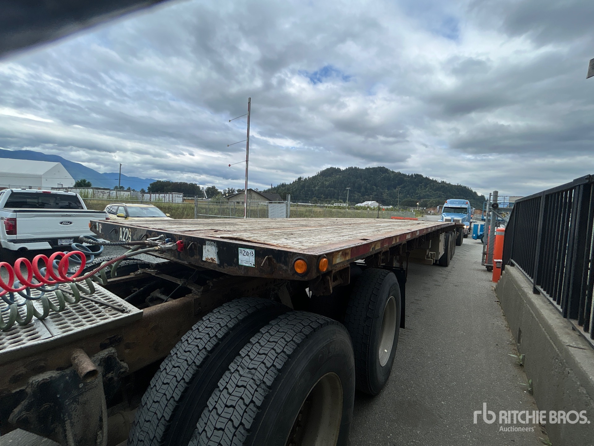 2014 Raja 32 FT SUPER B-TRAIN LEAD