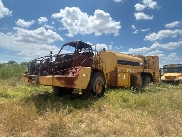 2006 Cat 740 6x6 Articulating Fuel and Lube Truck (Inoperable) 2006 Cat 740 6x6 Articulating Fuel and Lube Truck (Inoperable)