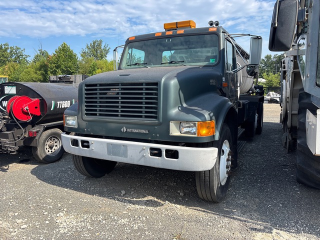 2001 International 4900 4x2 Sealcoat Truck