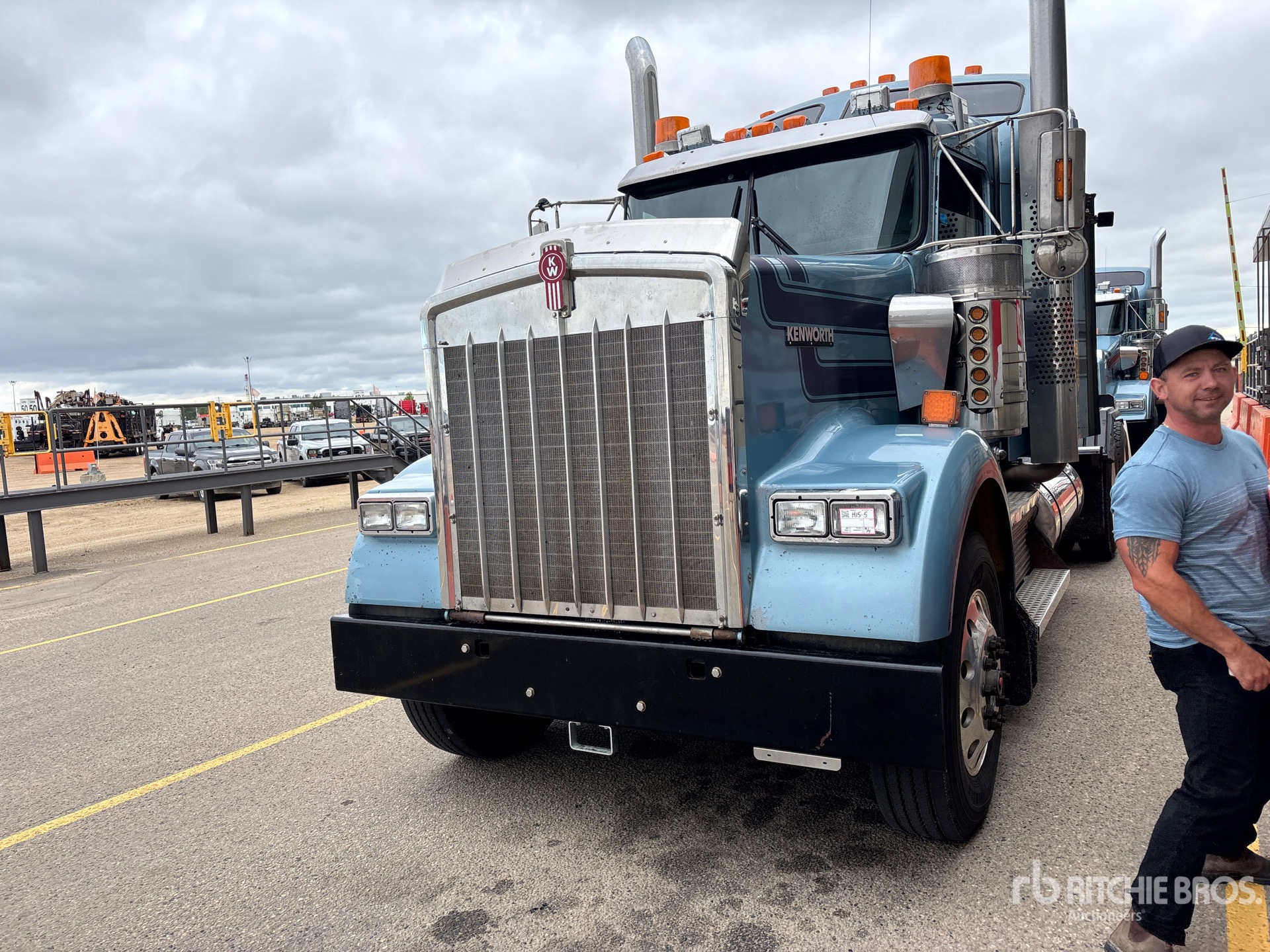 Photo of 2017 Kenworth W900