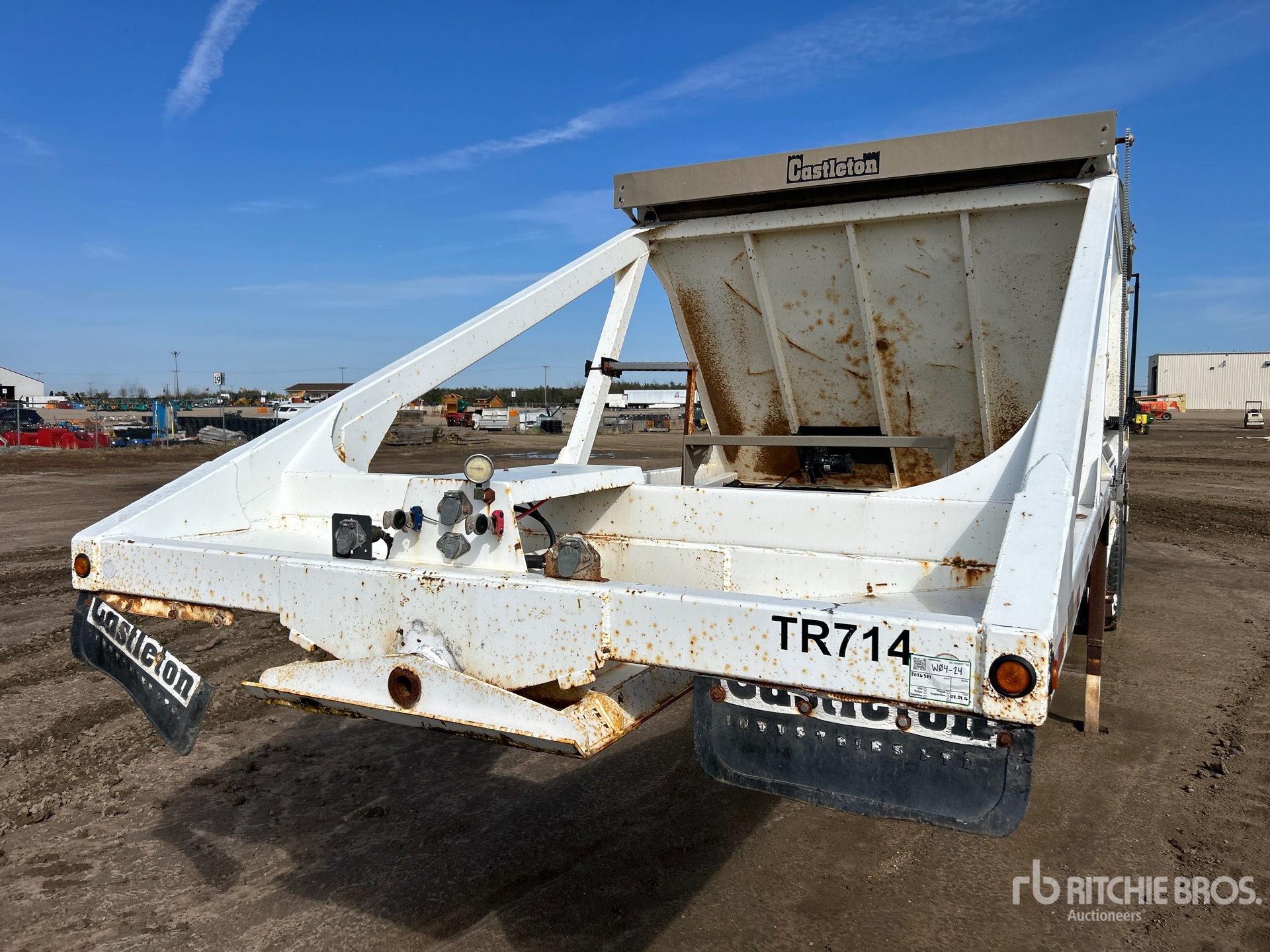 2005 Castleton 37 ft Tri/A