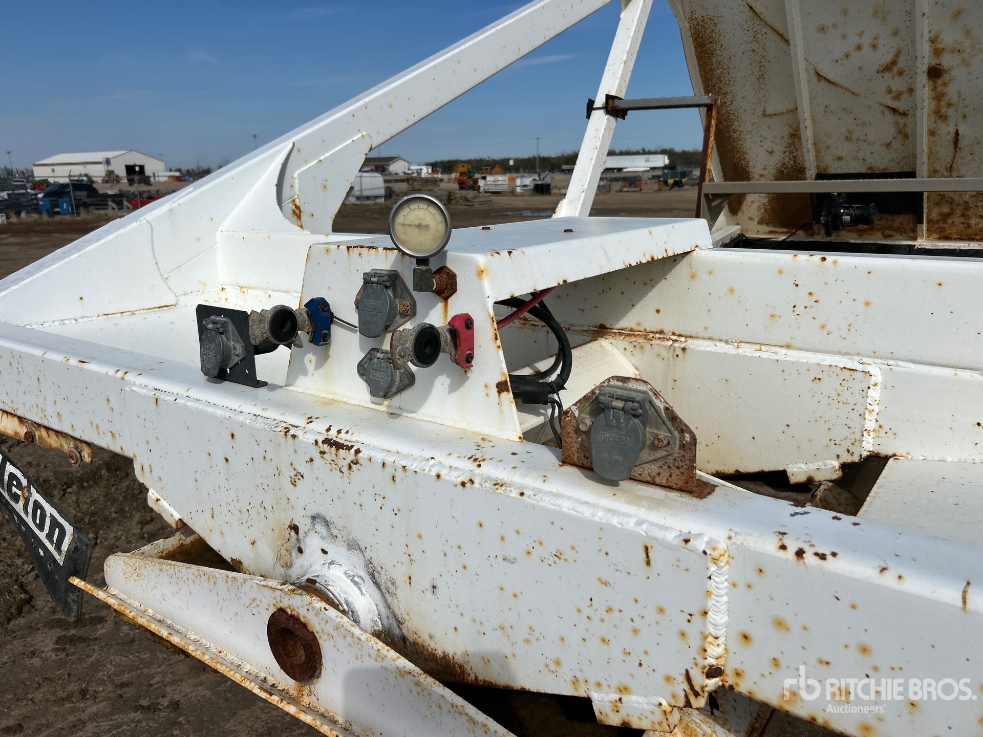 2005 Castleton 37 ft Tri/A