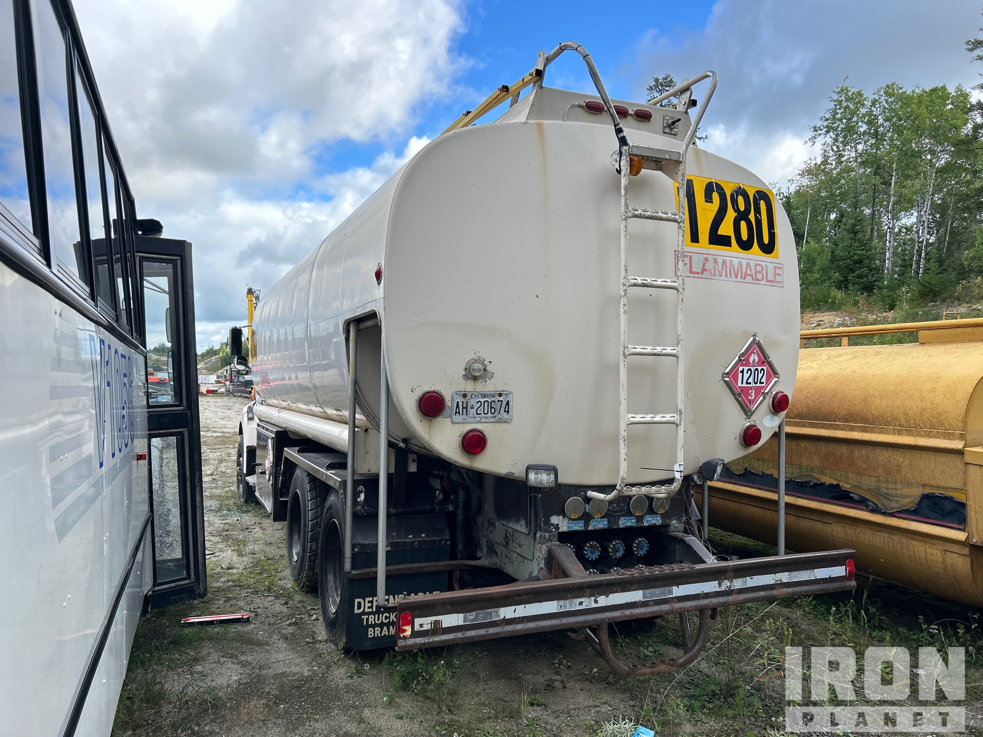 2000 Sterling L8513