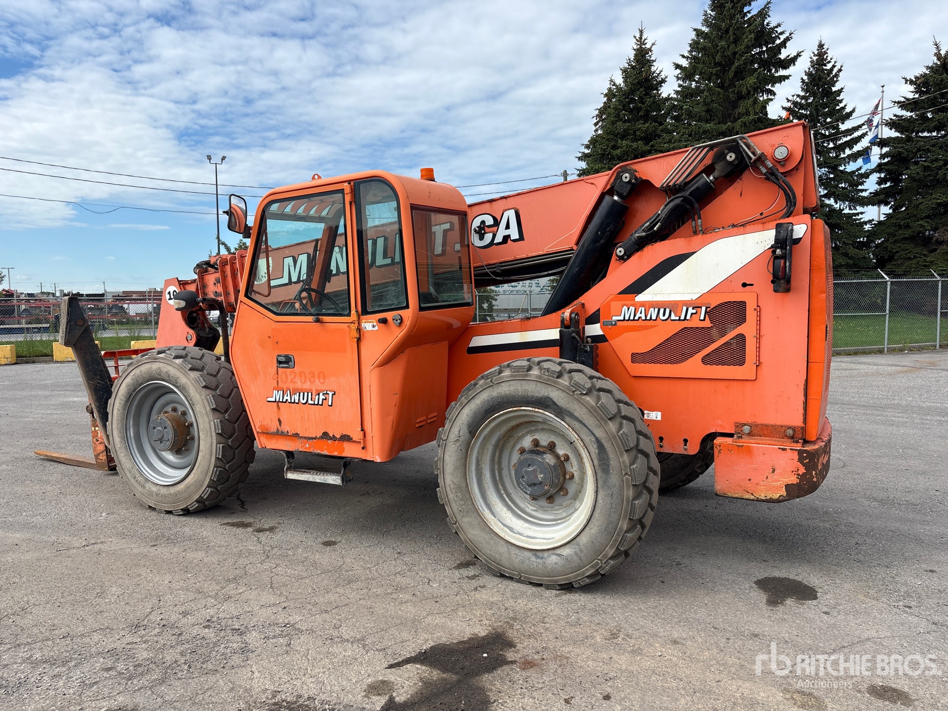 2013 JLG 10054
