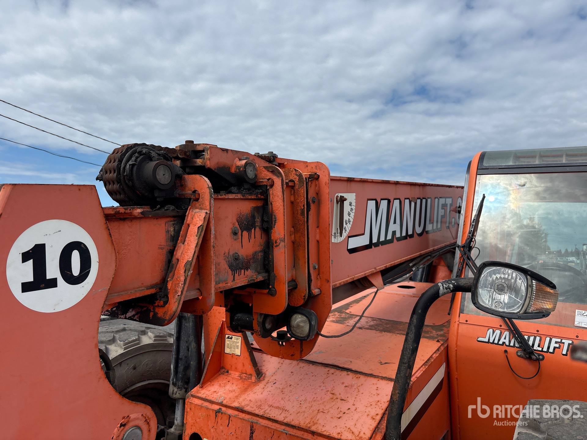 2013 JLG 10054