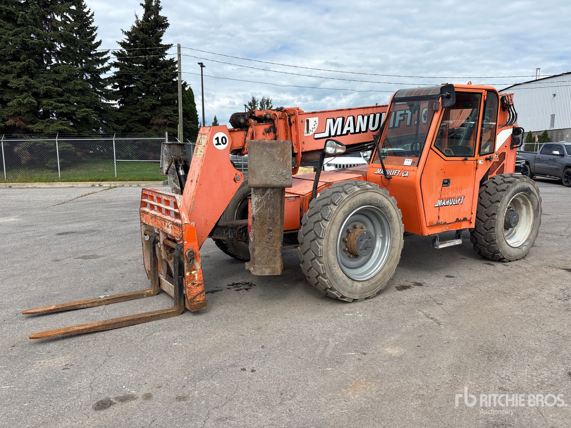 2013 JLG 10054