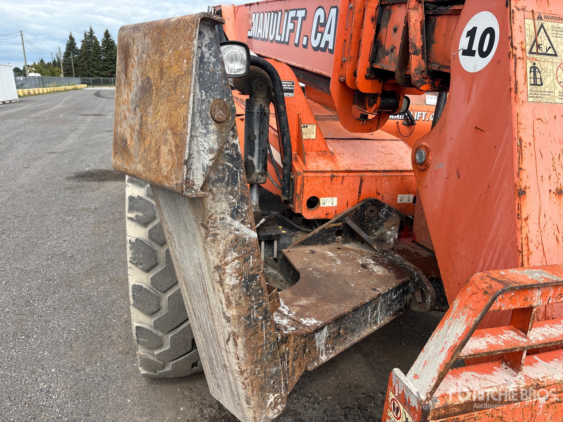 2013 JLG 10054