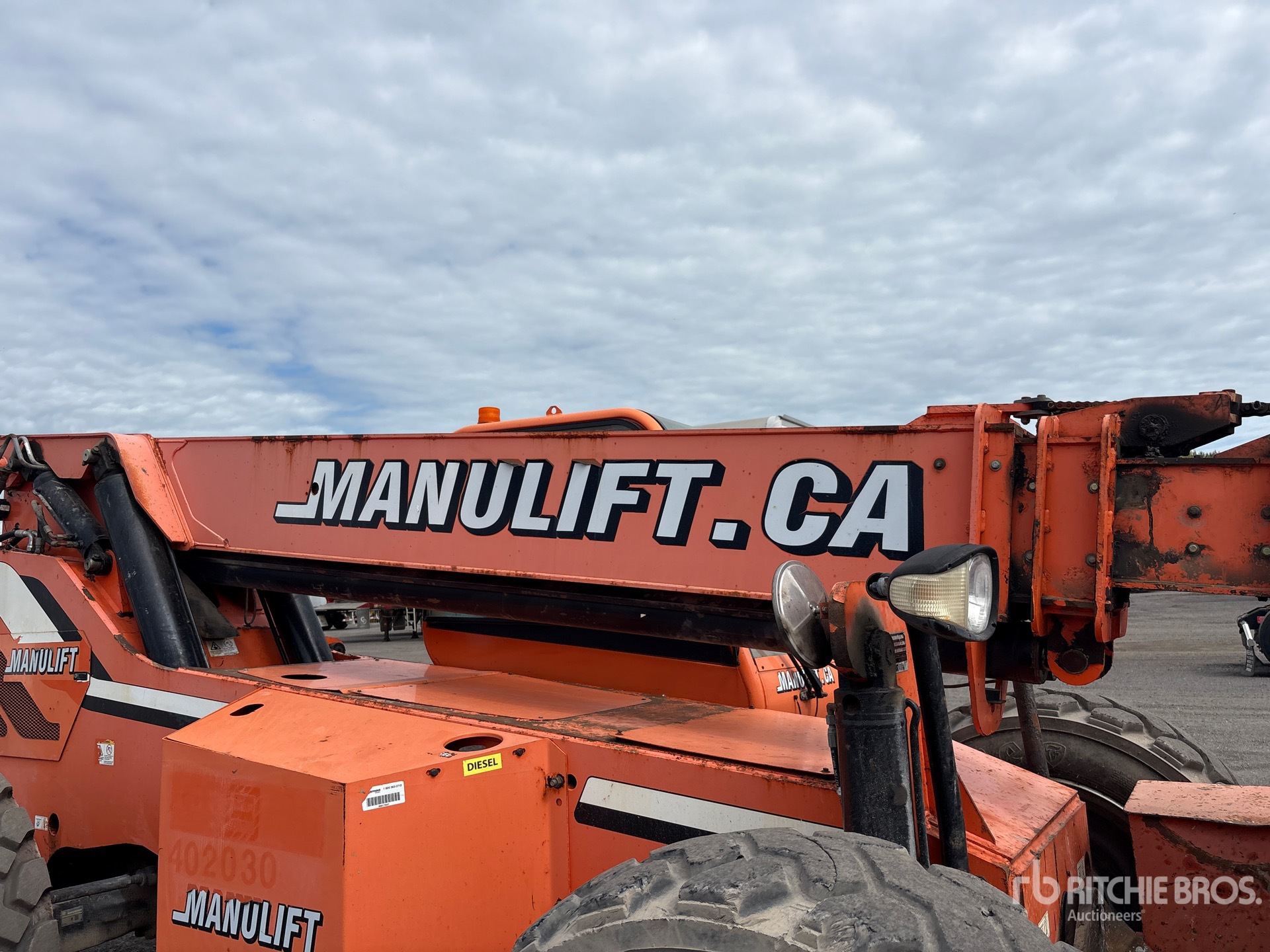 2013 JLG 10054