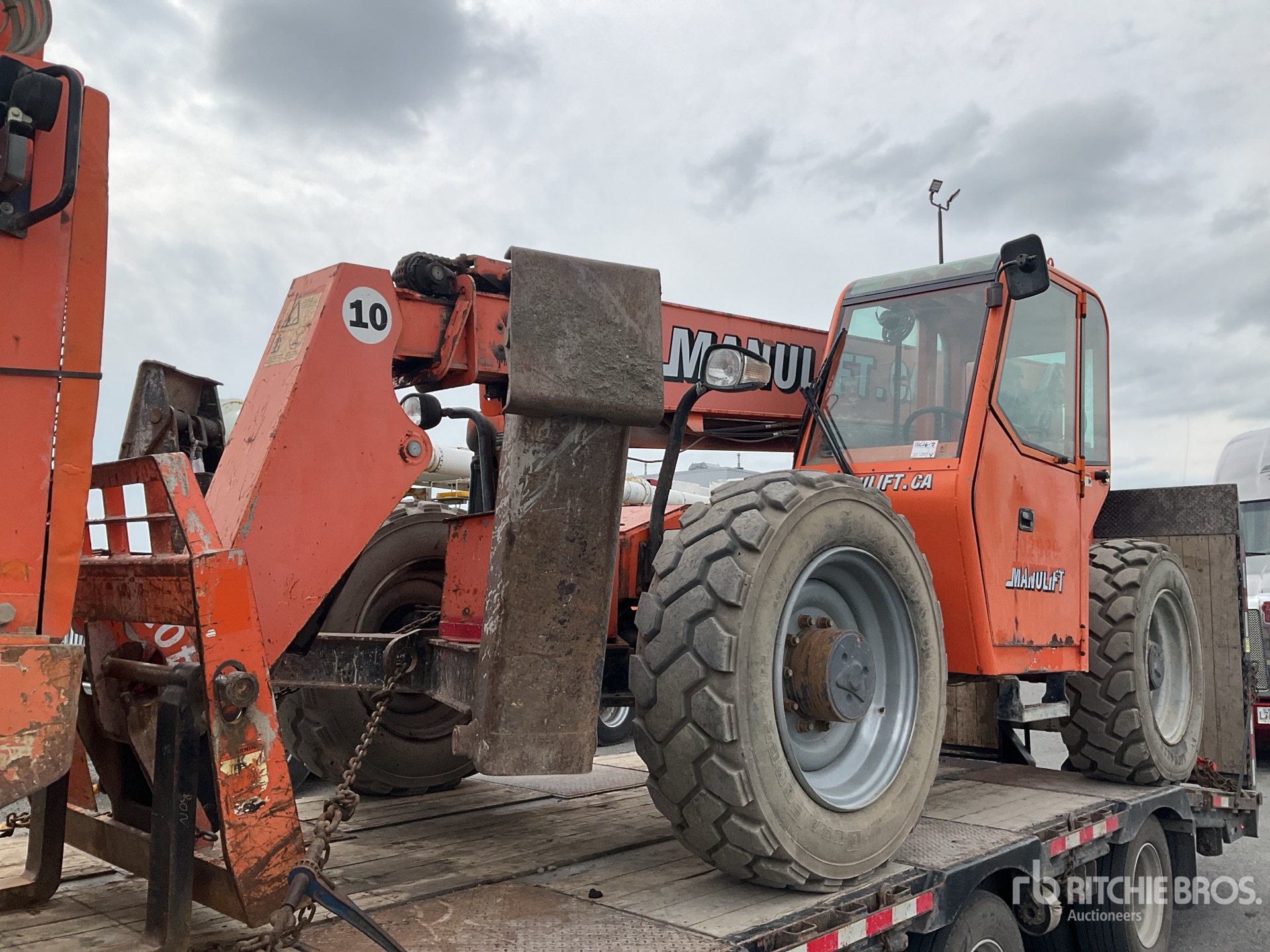 2013 JLG 10054