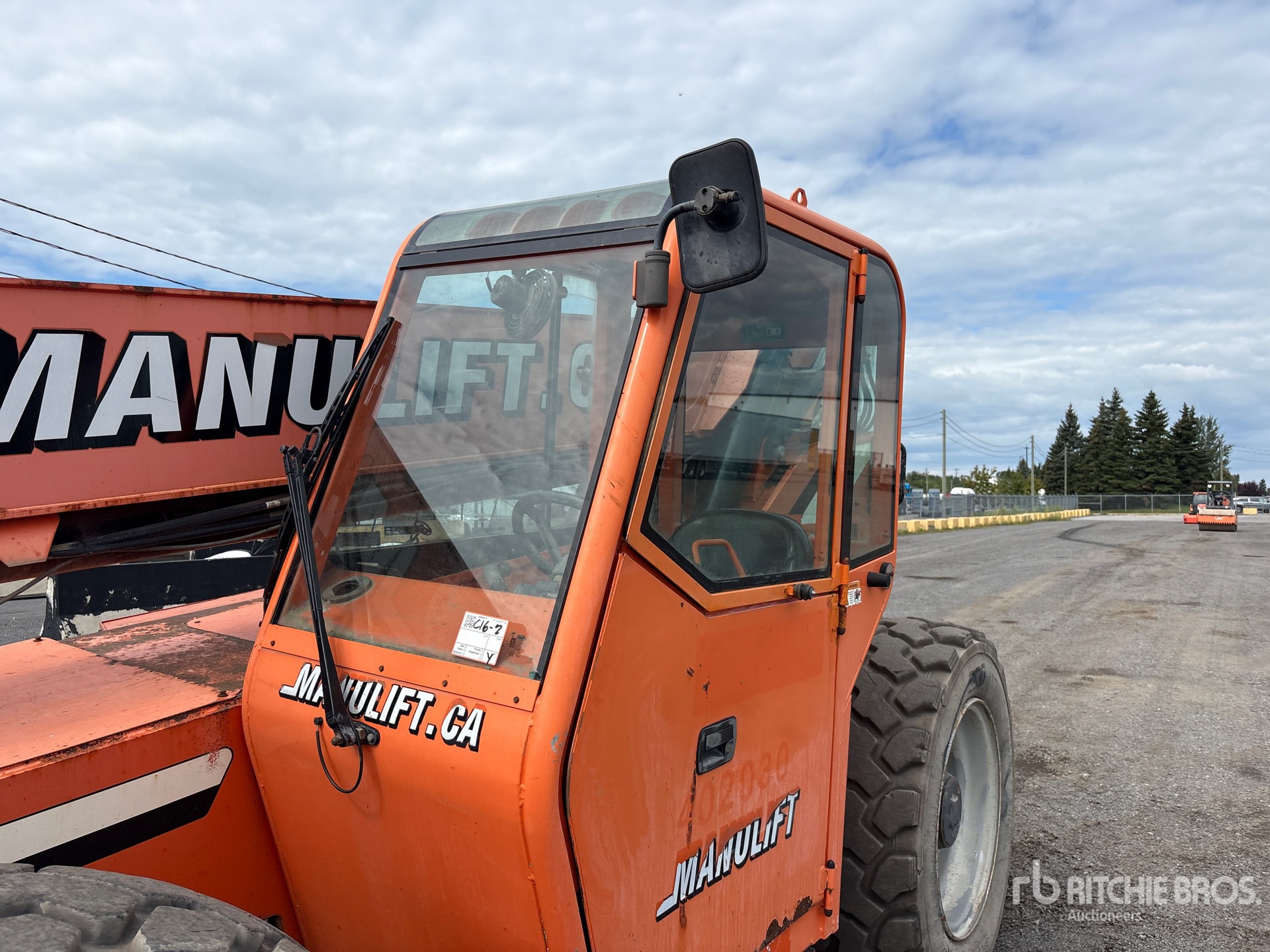 2013 JLG 10054