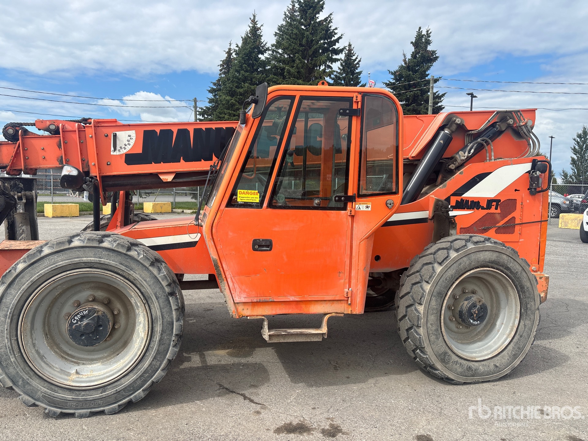 2015 JLG 10054