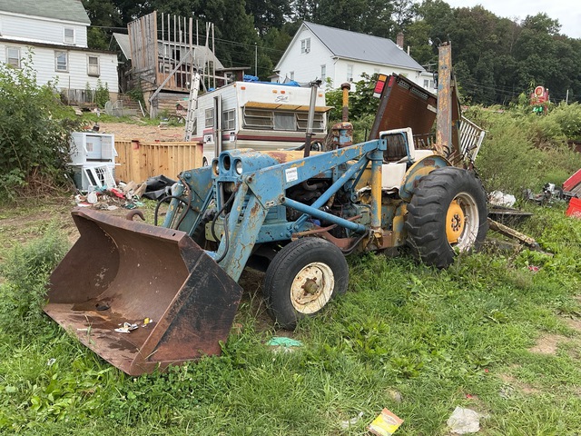 1963 Ford 4000HD 4x2 Backhoe Loader (Inoperable) 1963 Ford 4000HD 4x2 Backhoe Loader (Inoperable)