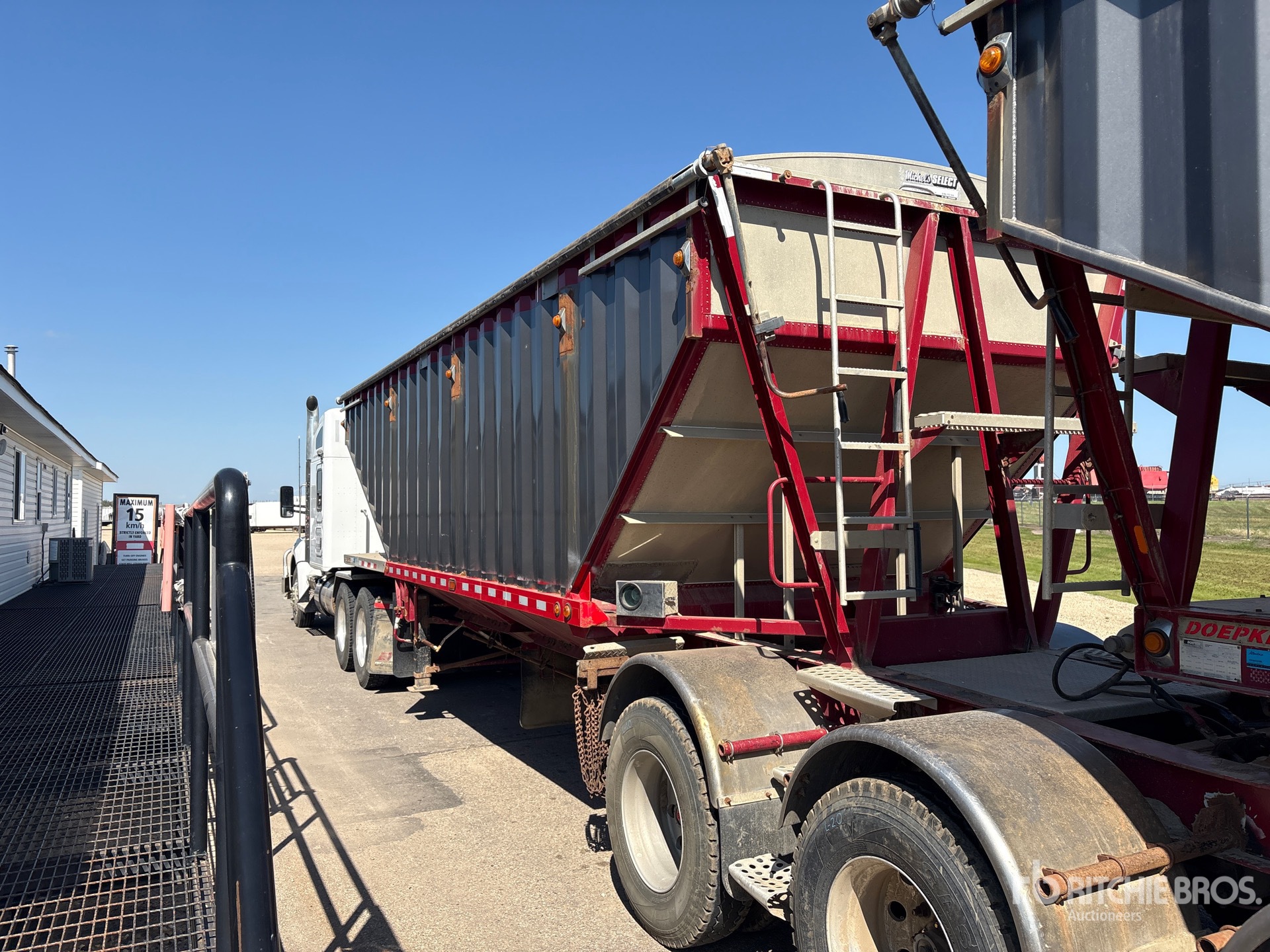 2015 Doepker 28 FT SUPER B-TRAIN LEAD
