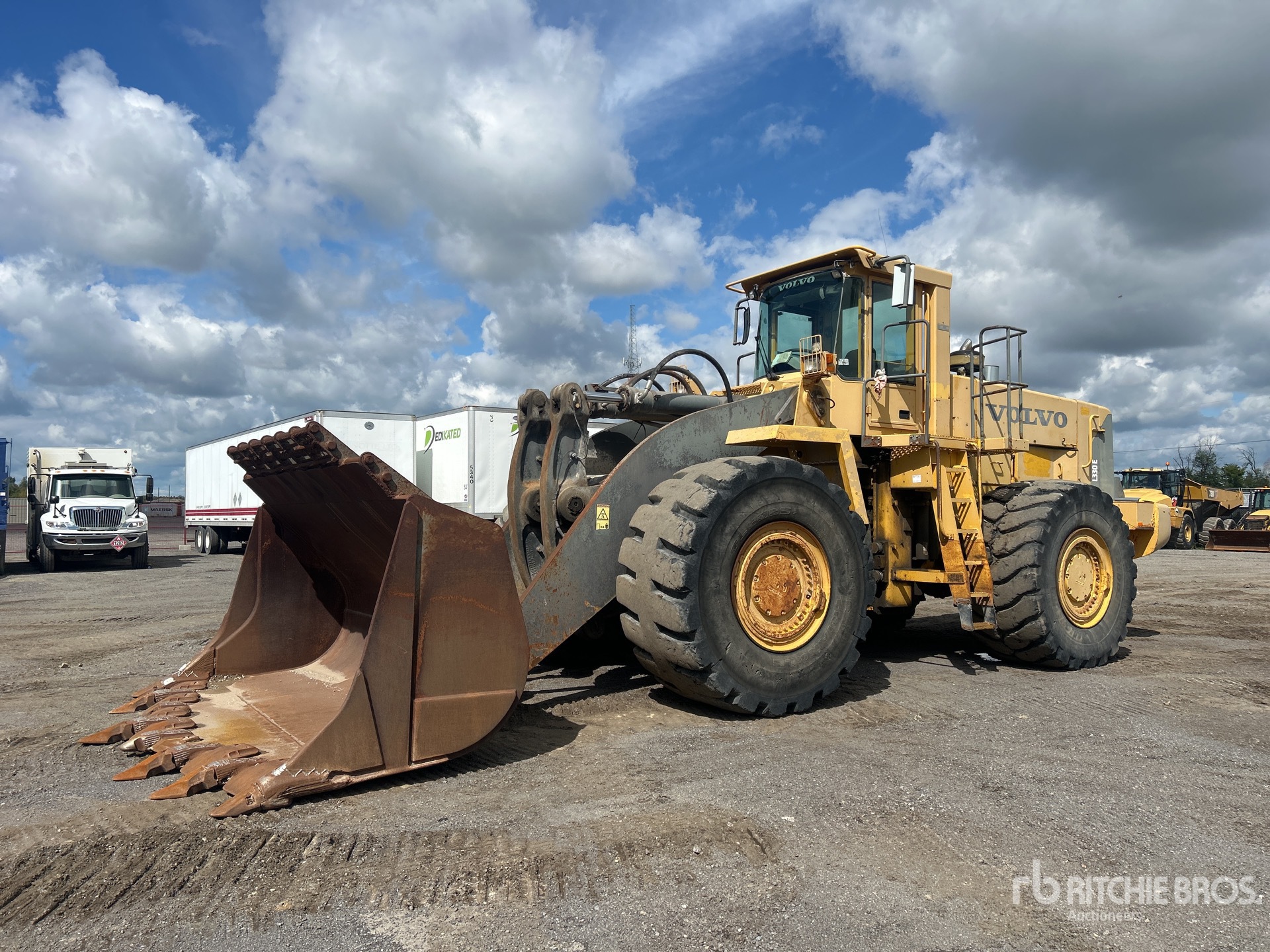 Photo of 2005 Volvo L330E