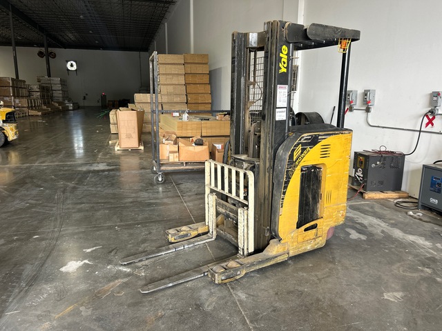 Yale NR040DANS24TE091 4000 lb Reach Truck (Inoperable) Yale NR040DANS24TE091 4000 lb Reach Truck (Inoperable)