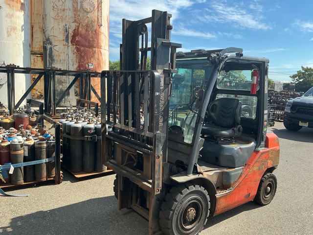 Toyota 8FGU25 5500 lb Pneumatic Tire Forklift