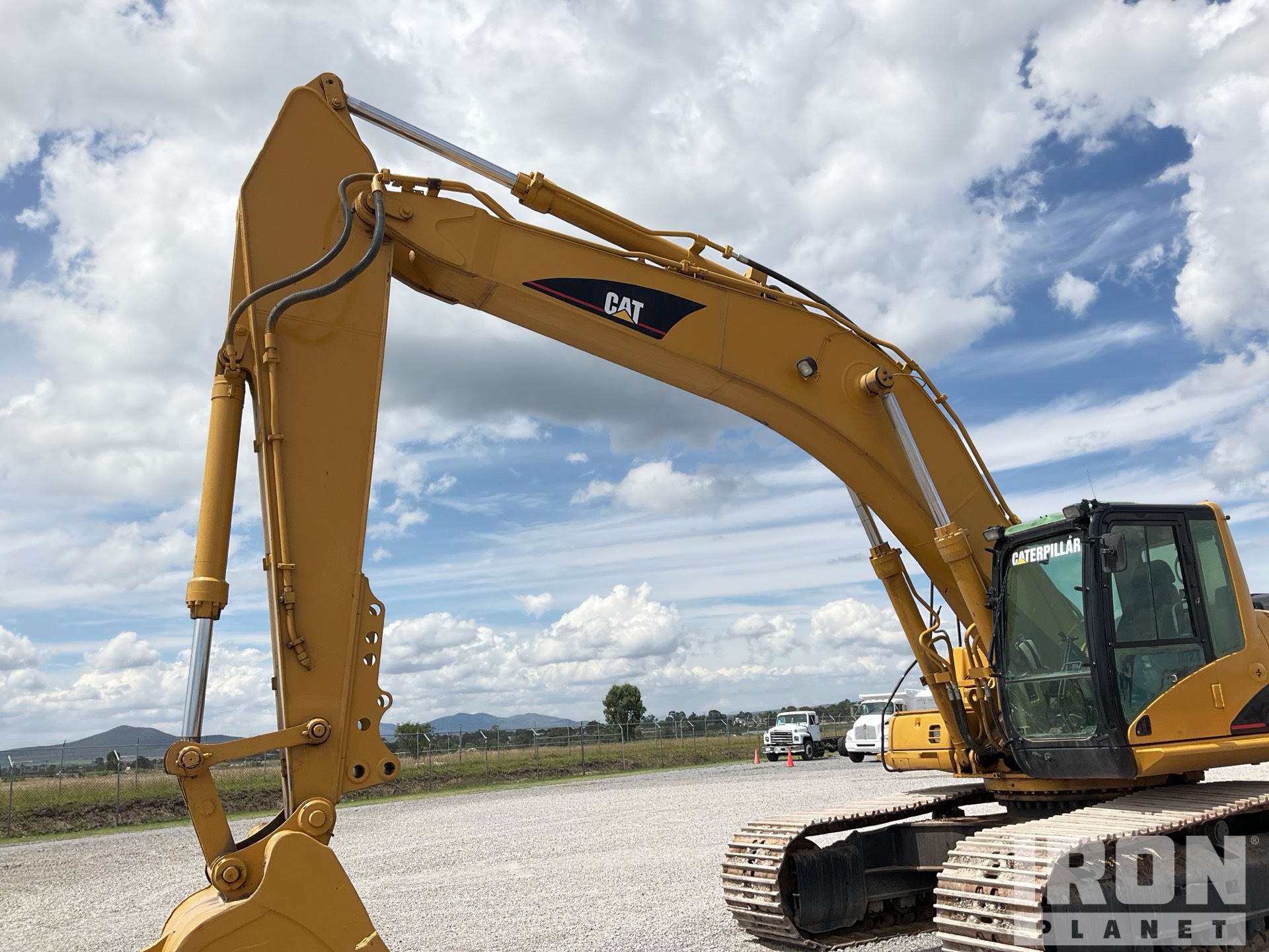 2005 Caterpillar 330C L