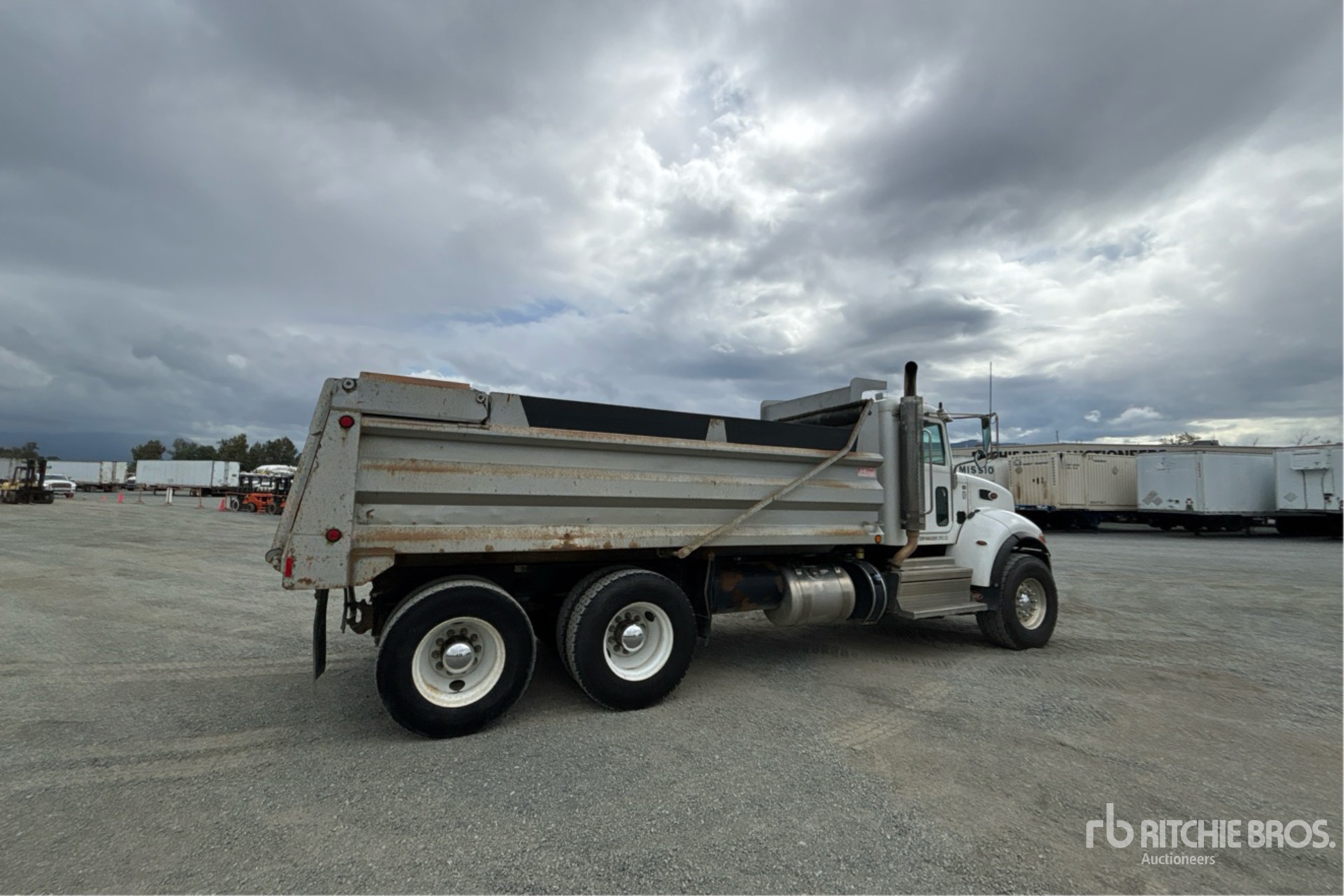 2018 Peterbilt 348