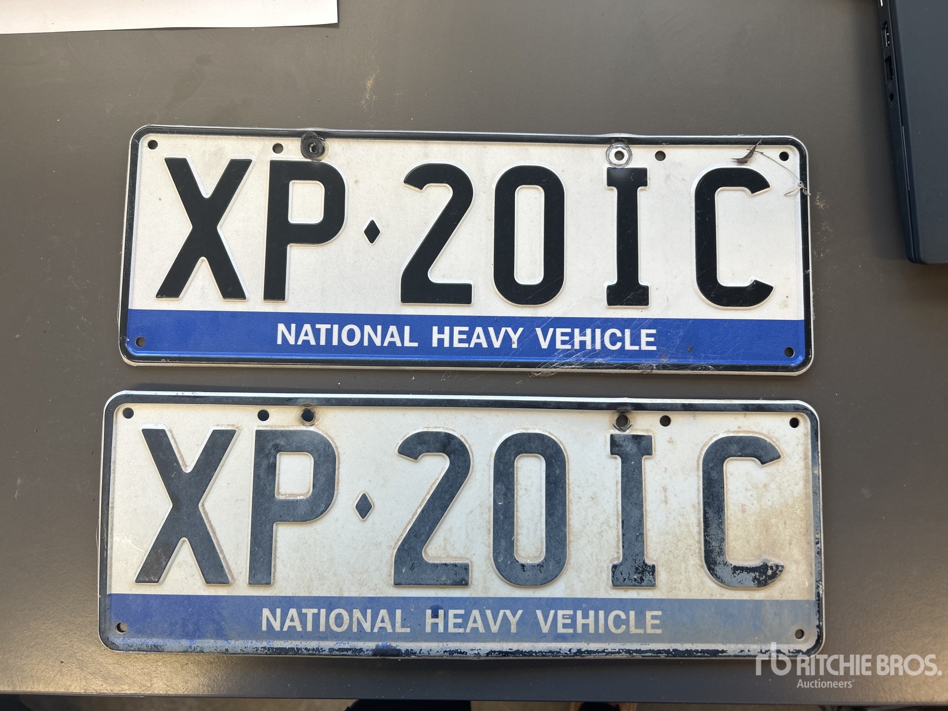 2003 Isuzu NPS 300