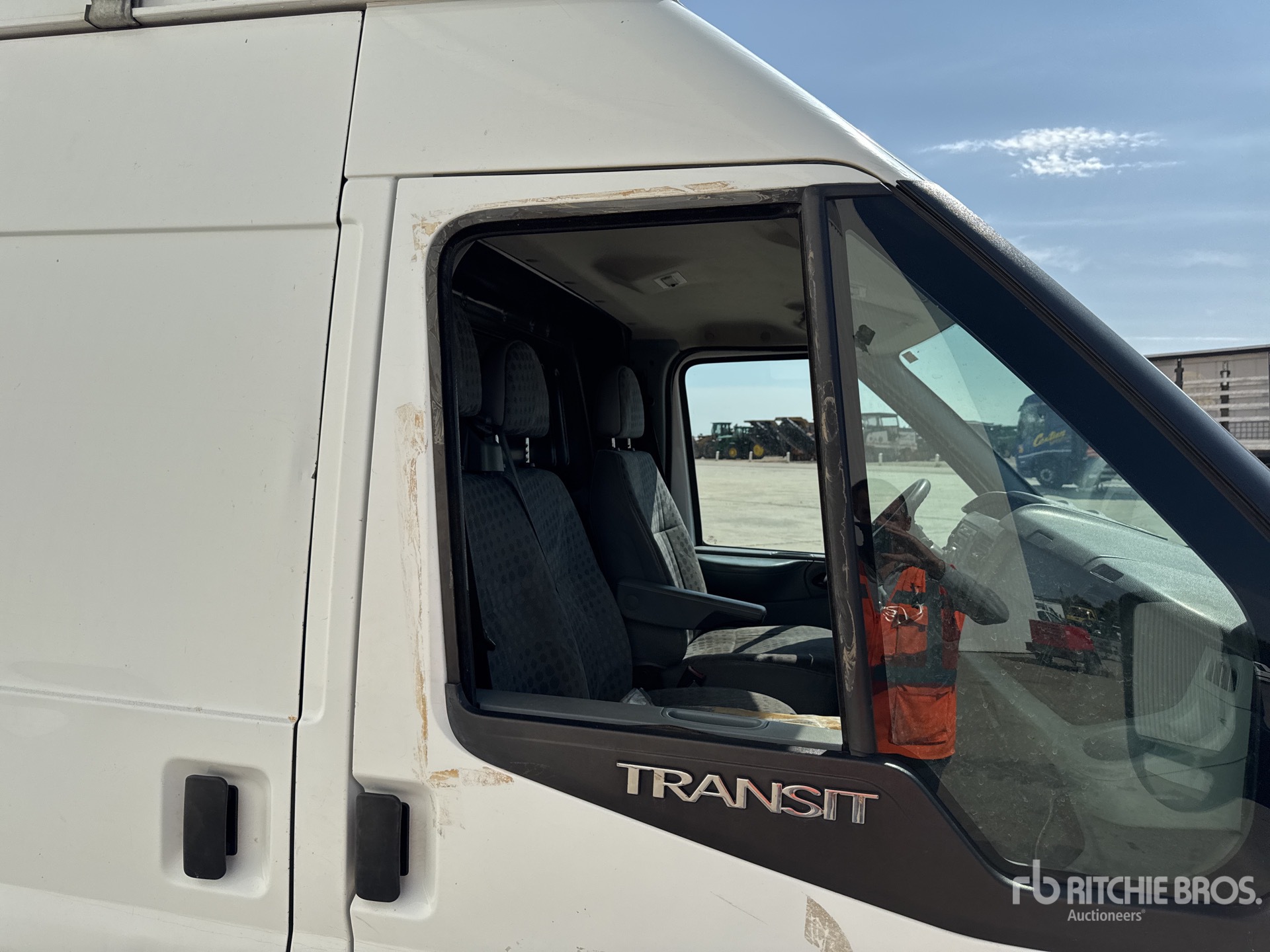 2011 Ford TRANSIT 140T300