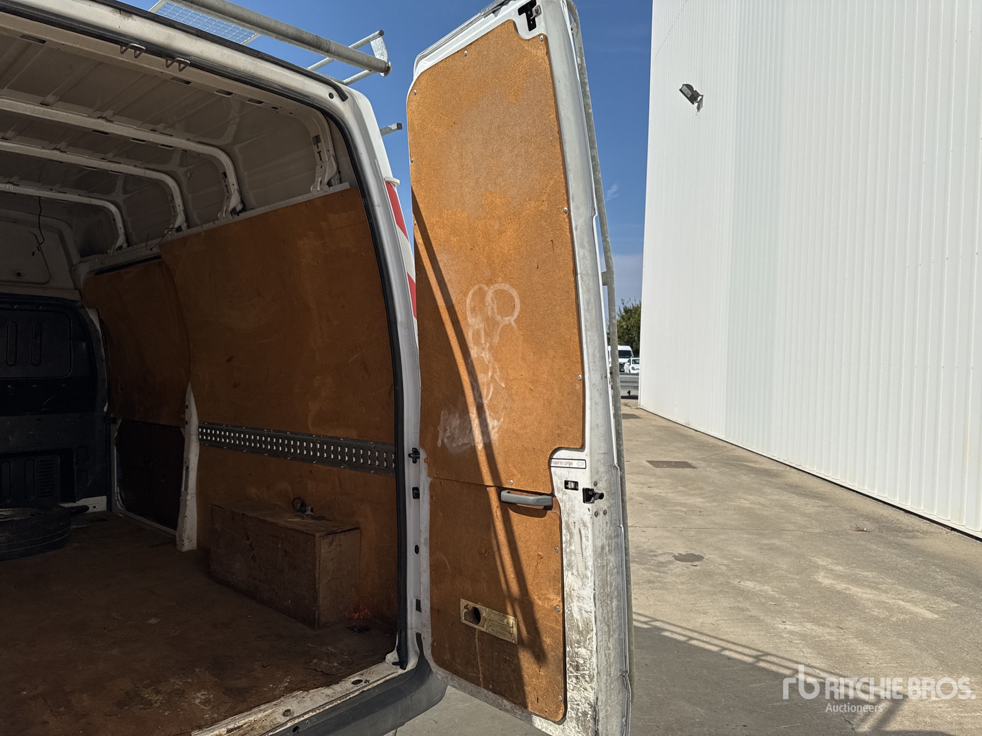 2011 Ford TRANSIT 140T300