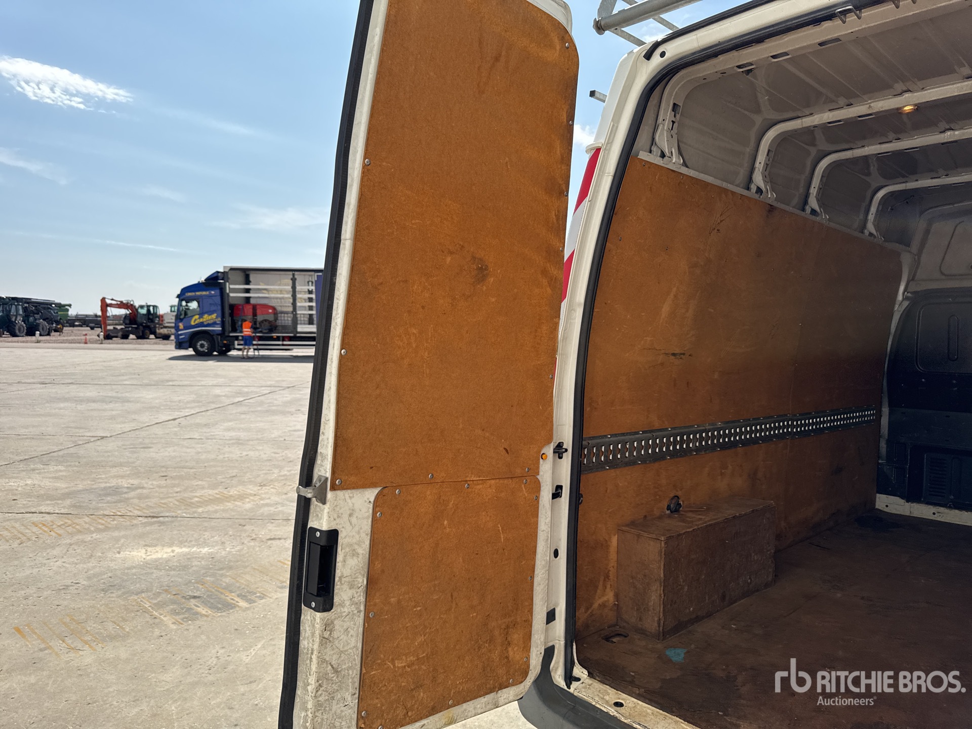 2011 Ford TRANSIT 140T300