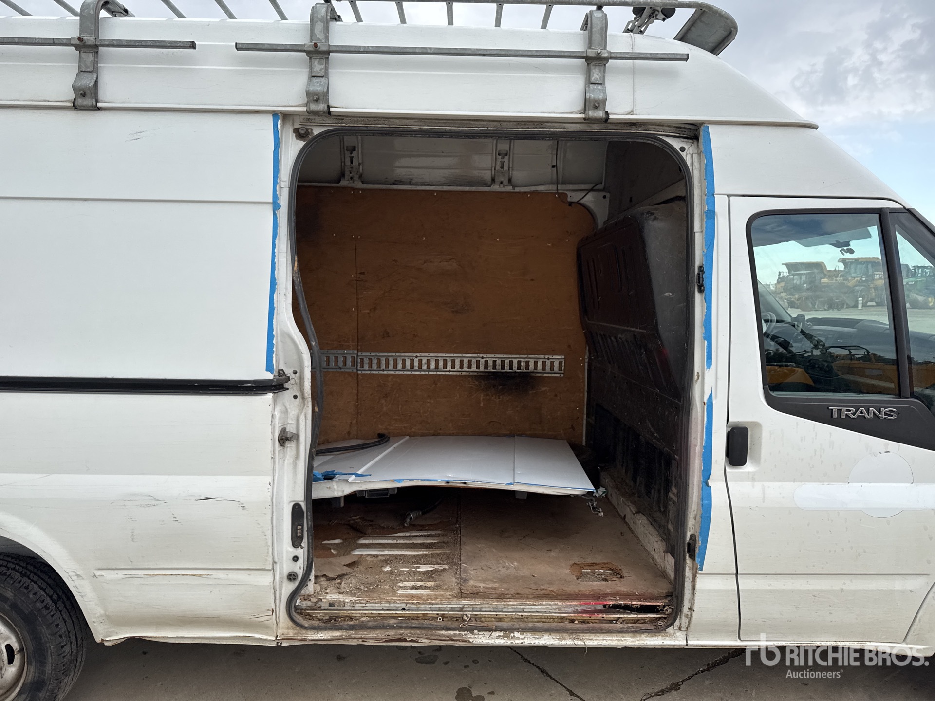 2011 Ford TRANSIT 140T300
