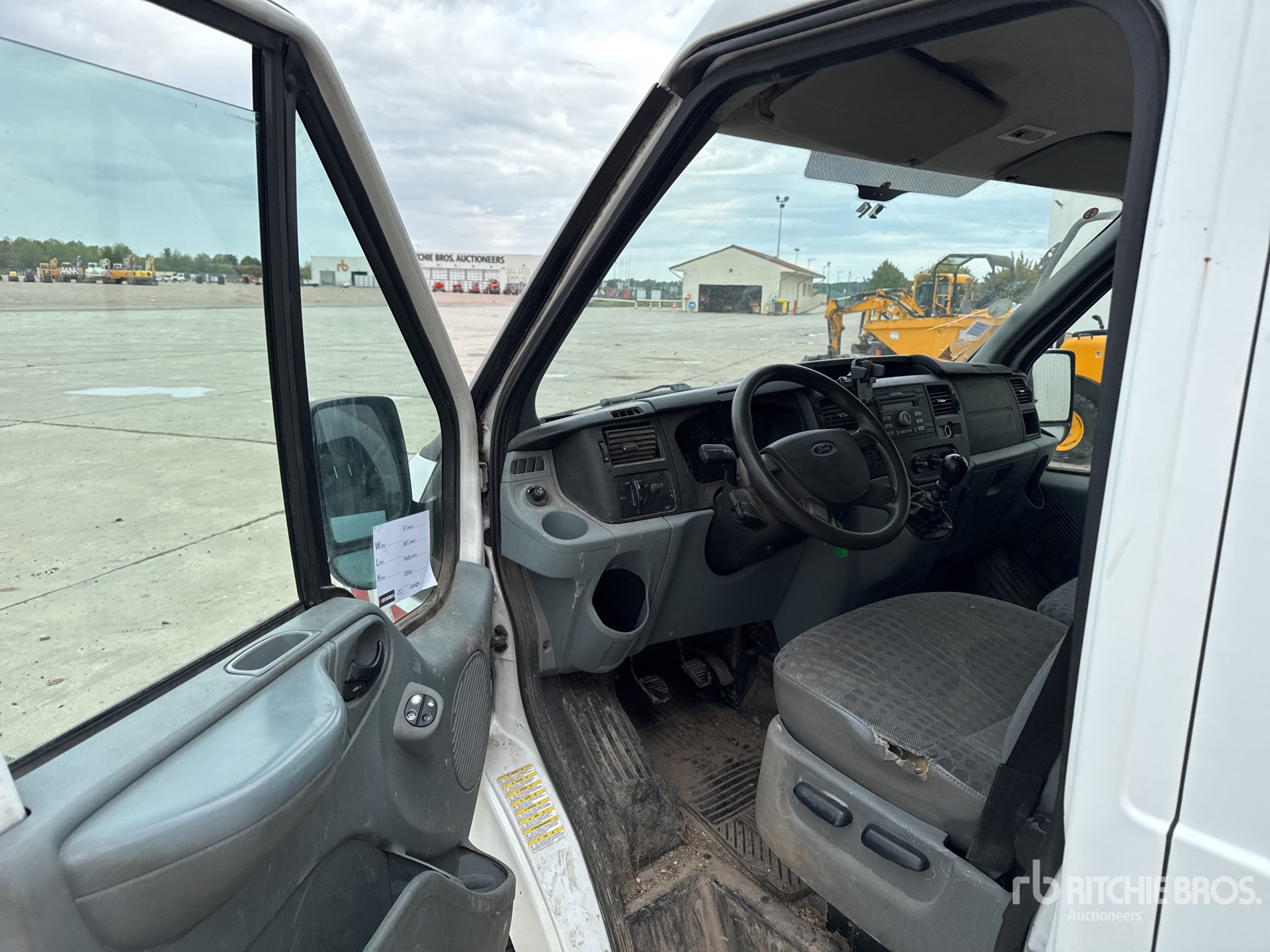 2011 Ford TRANSIT 140T300