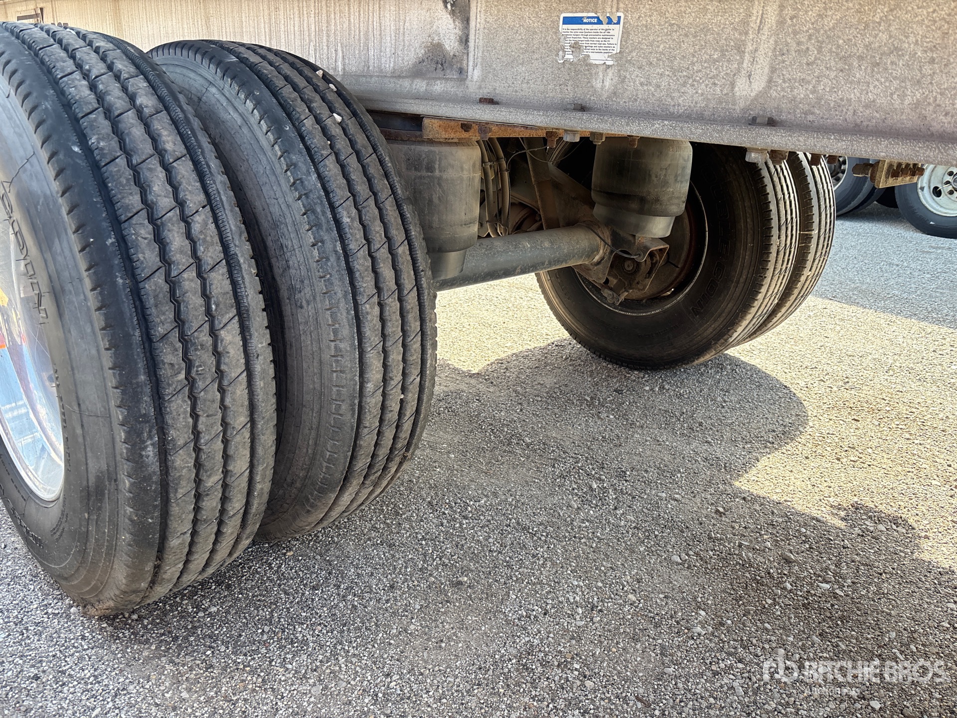 2009 East 48 FT T/A SPREAD AXLE