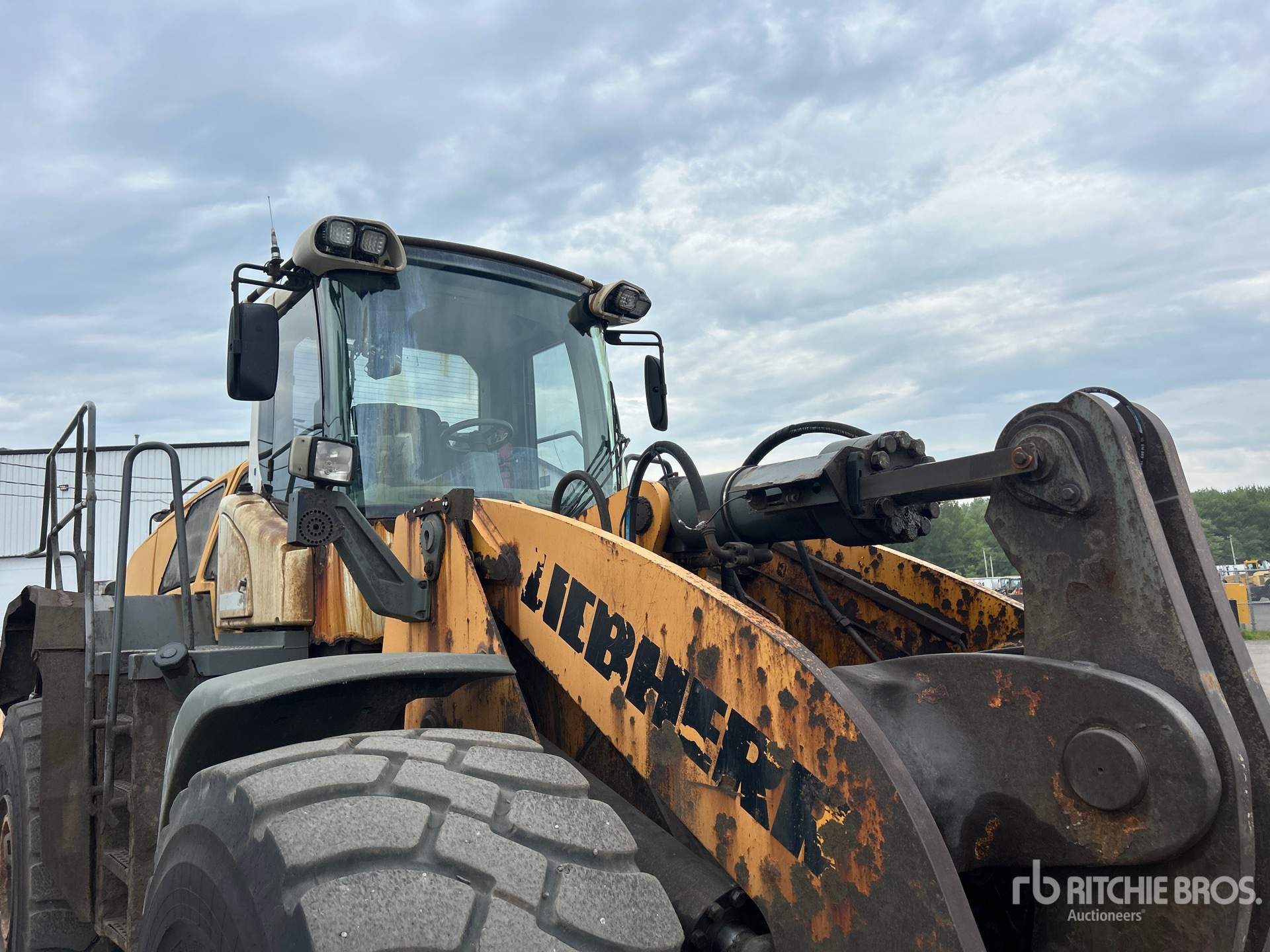 2013 Liebherr L586