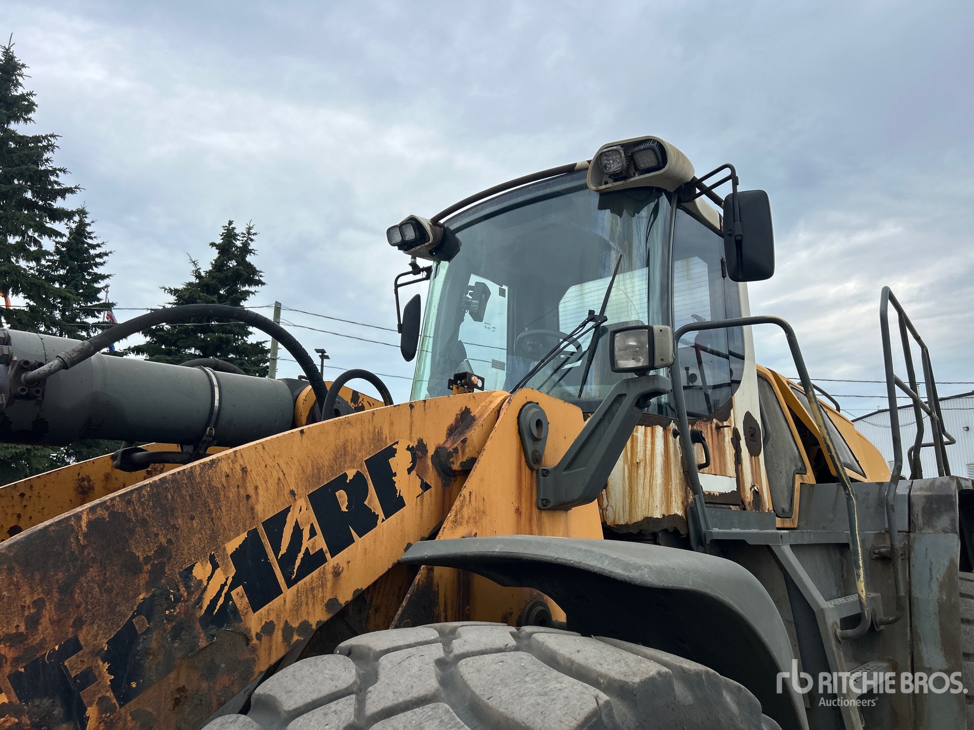 2013 Liebherr L586