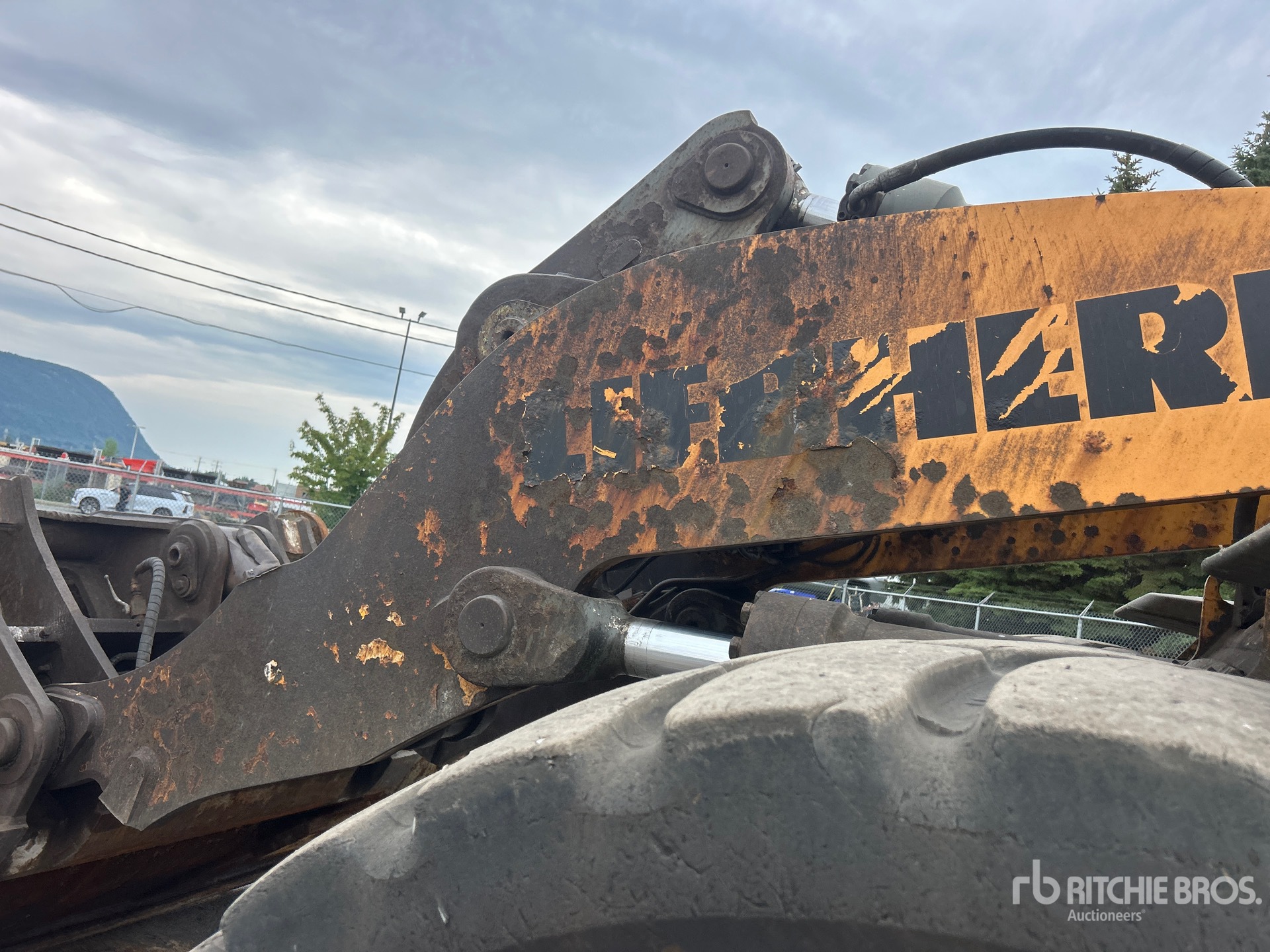 2013 Liebherr L586