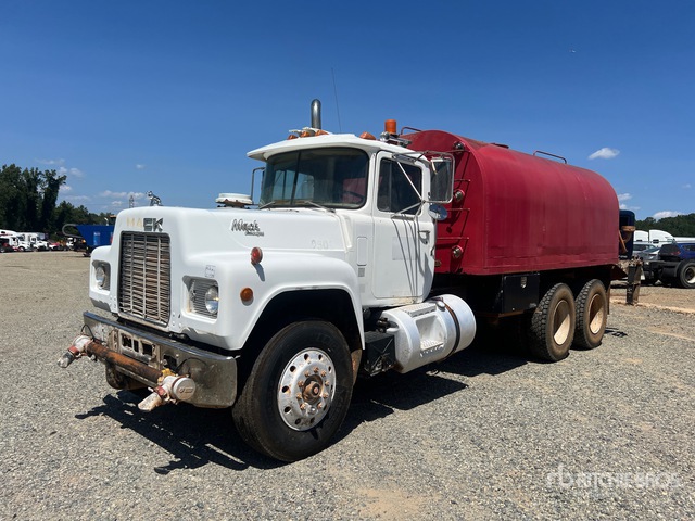 1989 Mack R688ST Water Truck