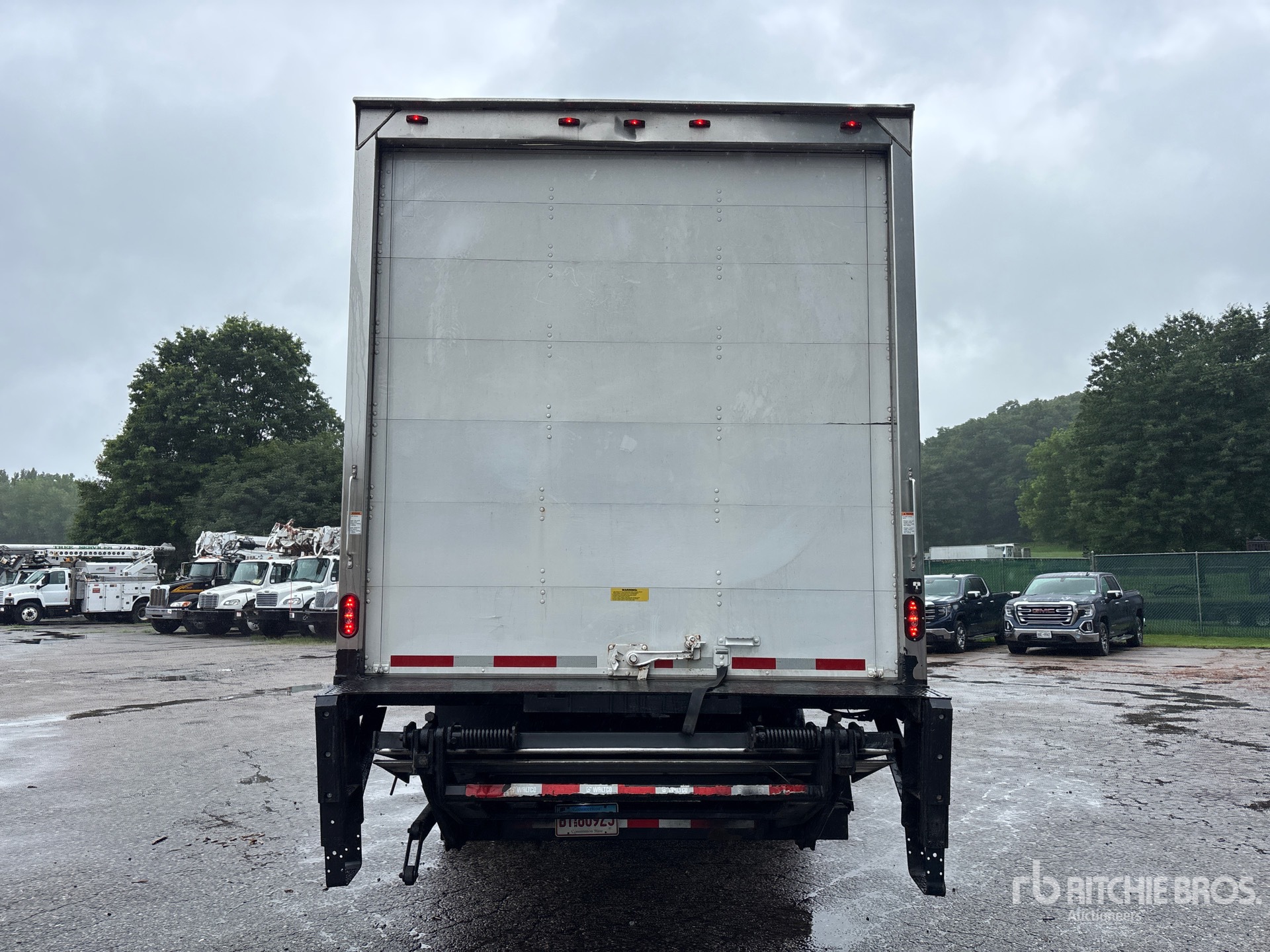2017 Freightliner M2106