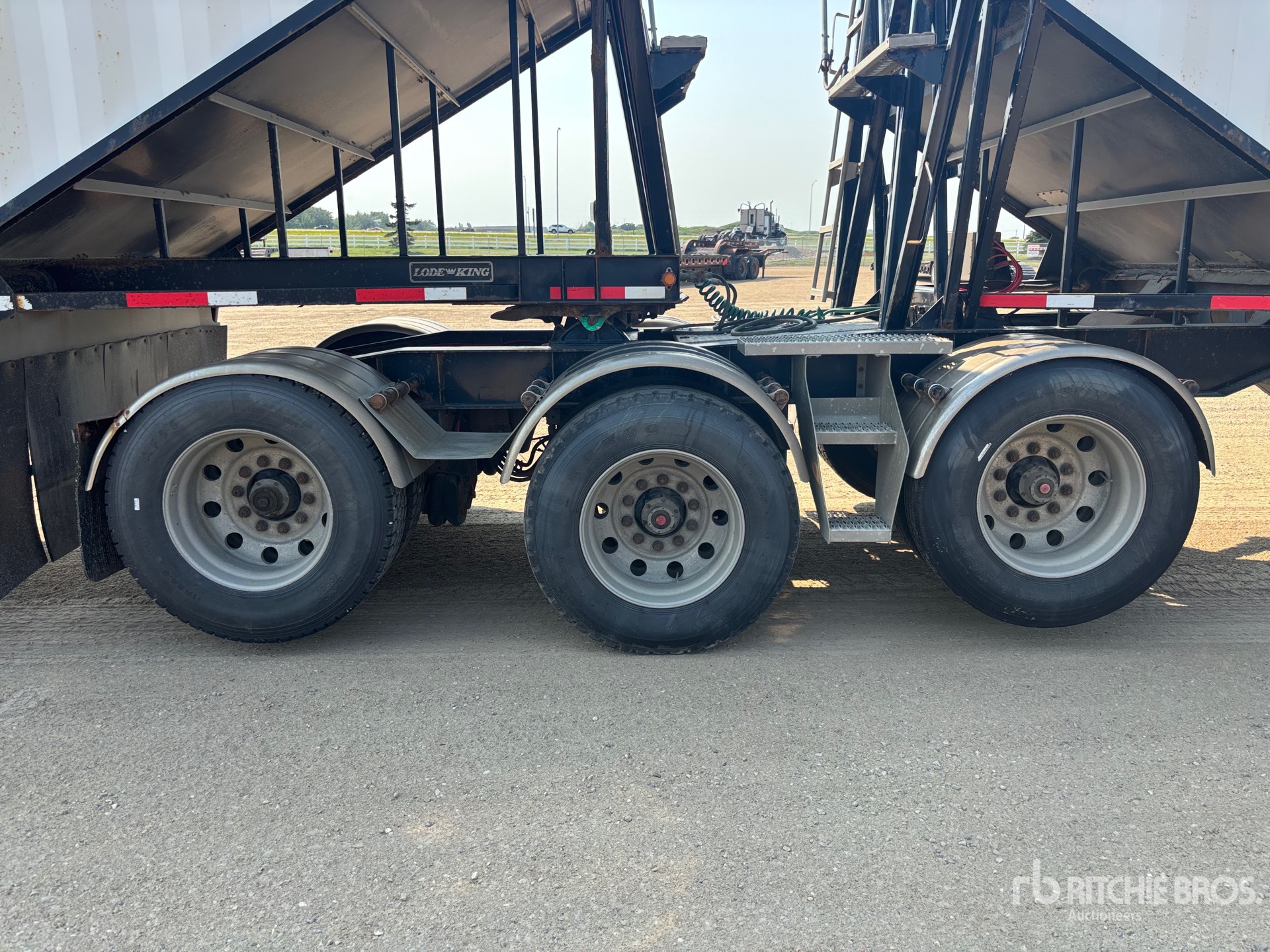 2013 Load King  28 FT SUPER B-TRAIN LEAD