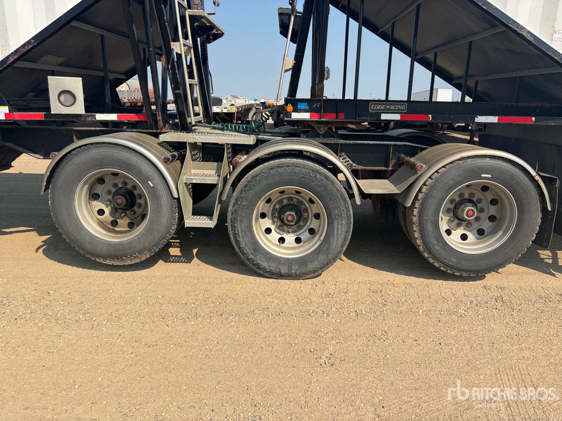 2013 Load King  28 FT SUPER B-TRAIN LEAD