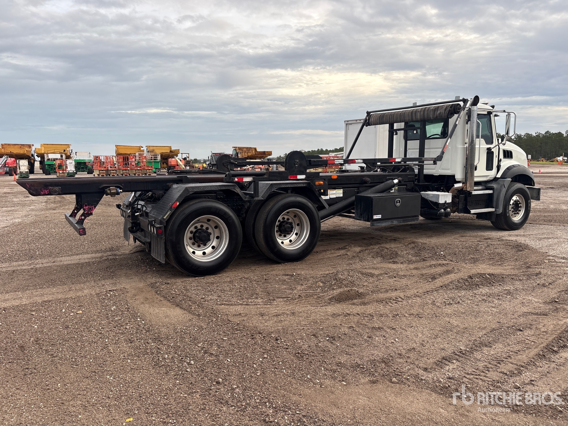 2020 Mack GR64B9