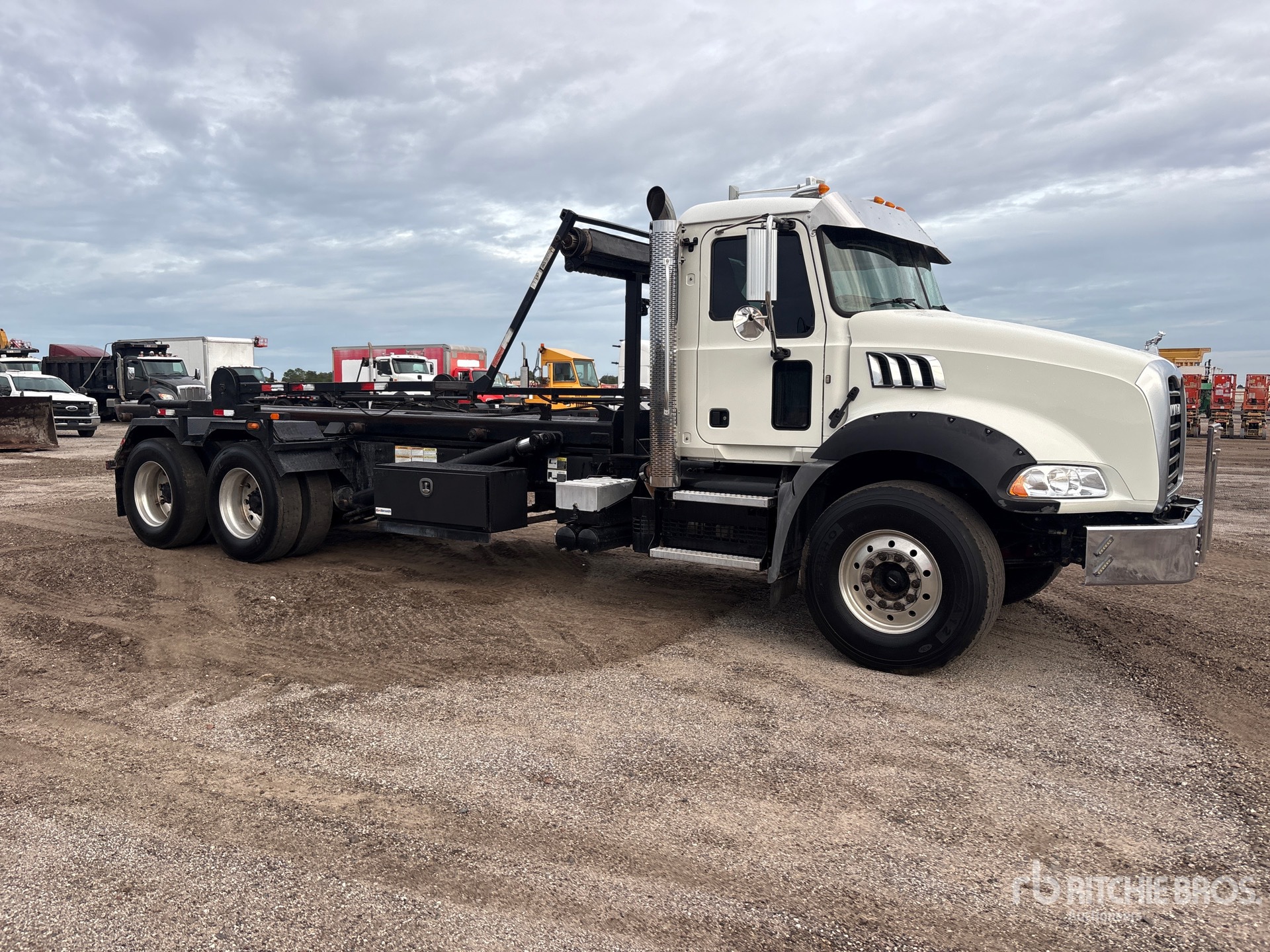 2020 Mack GR64B9