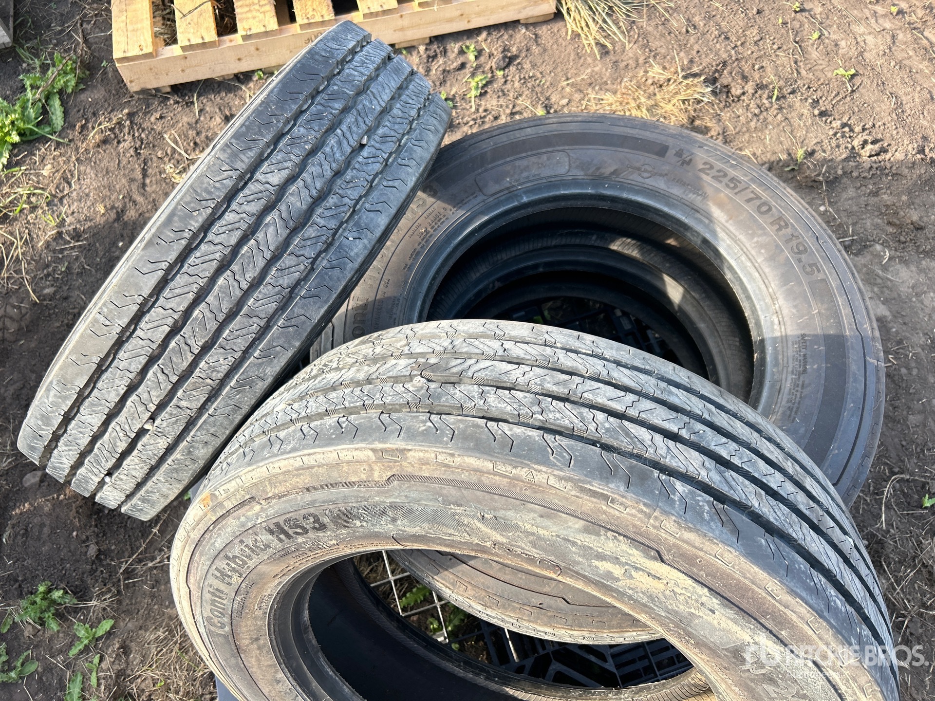 Continental QUANTITY OF (4) 225/70R19.5