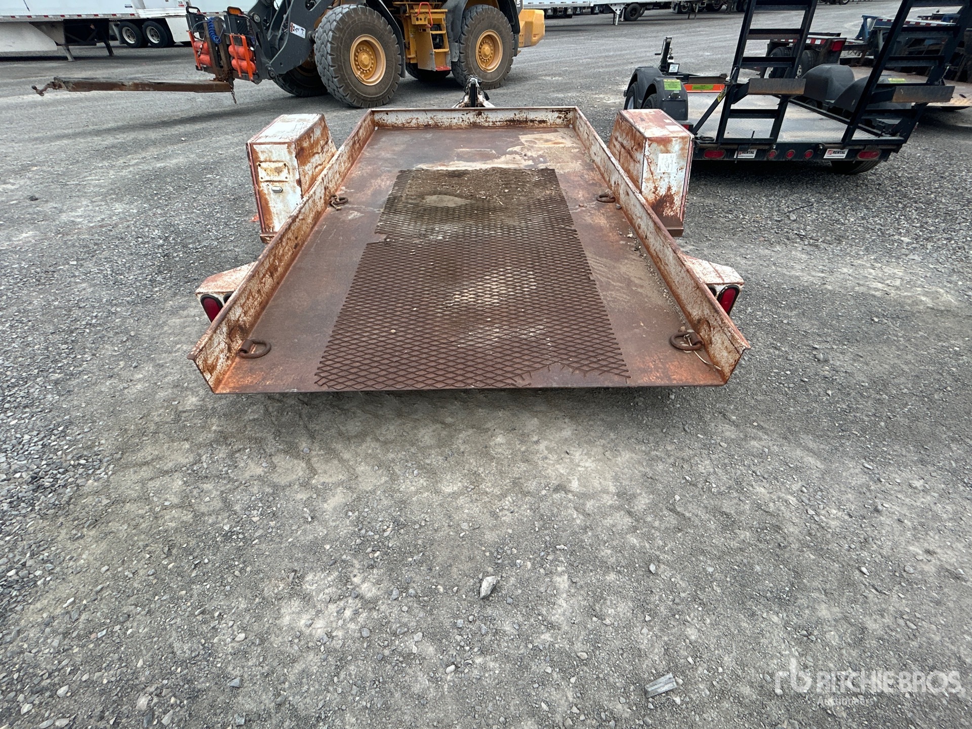 2000 Towmaster 12 FT S/A