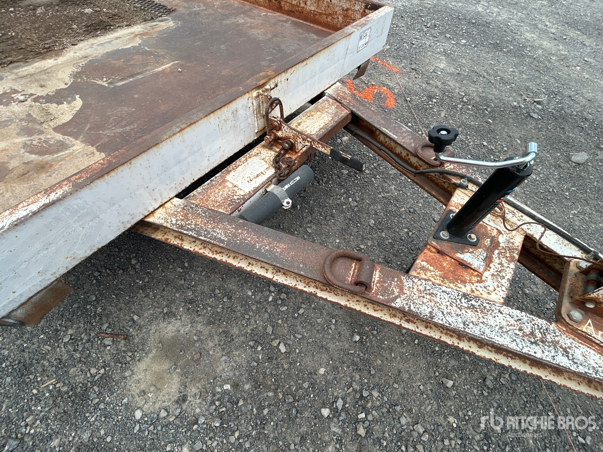 2000 Towmaster 12 FT S/A
