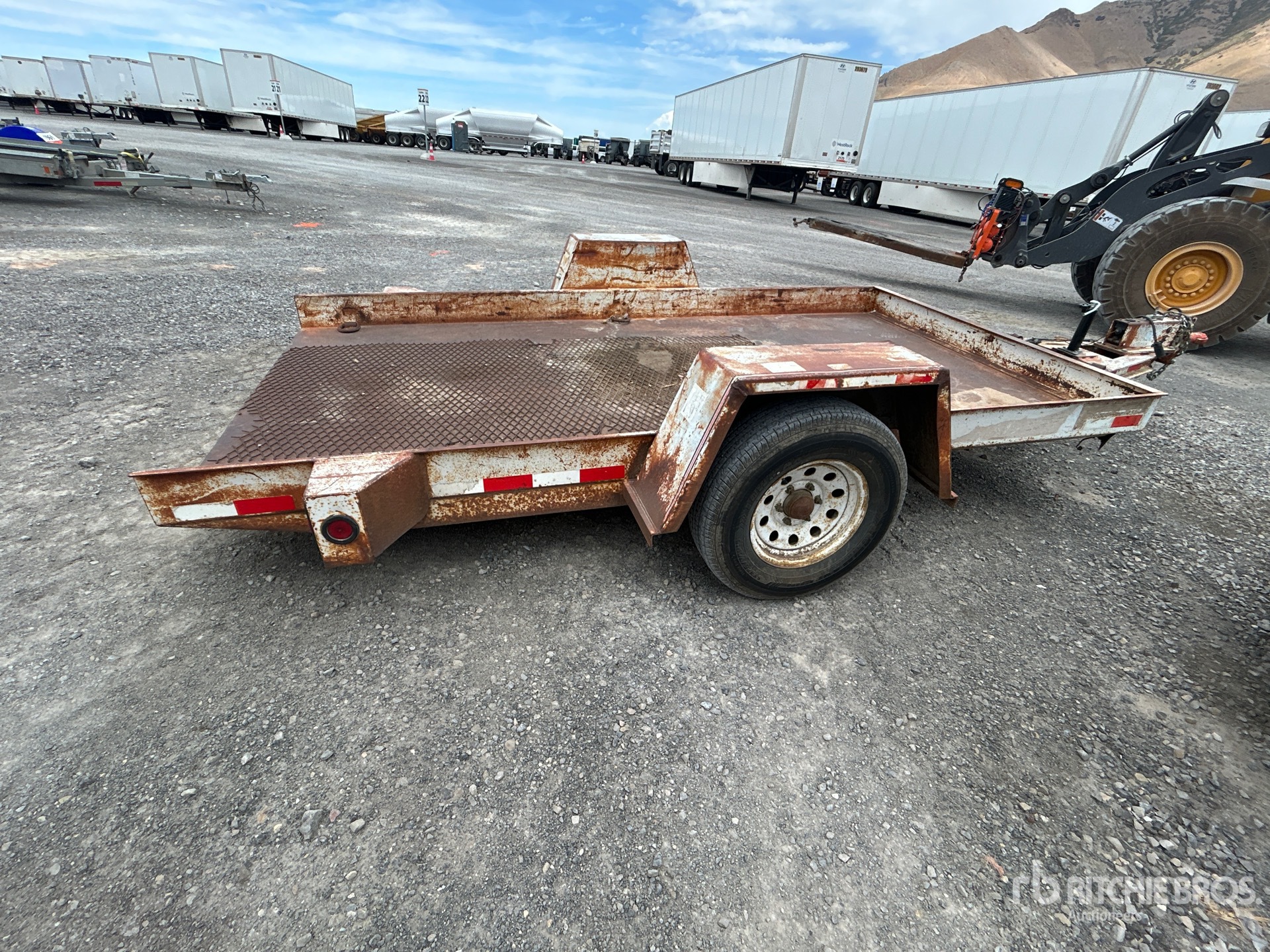 2000 Towmaster 12 FT S/A