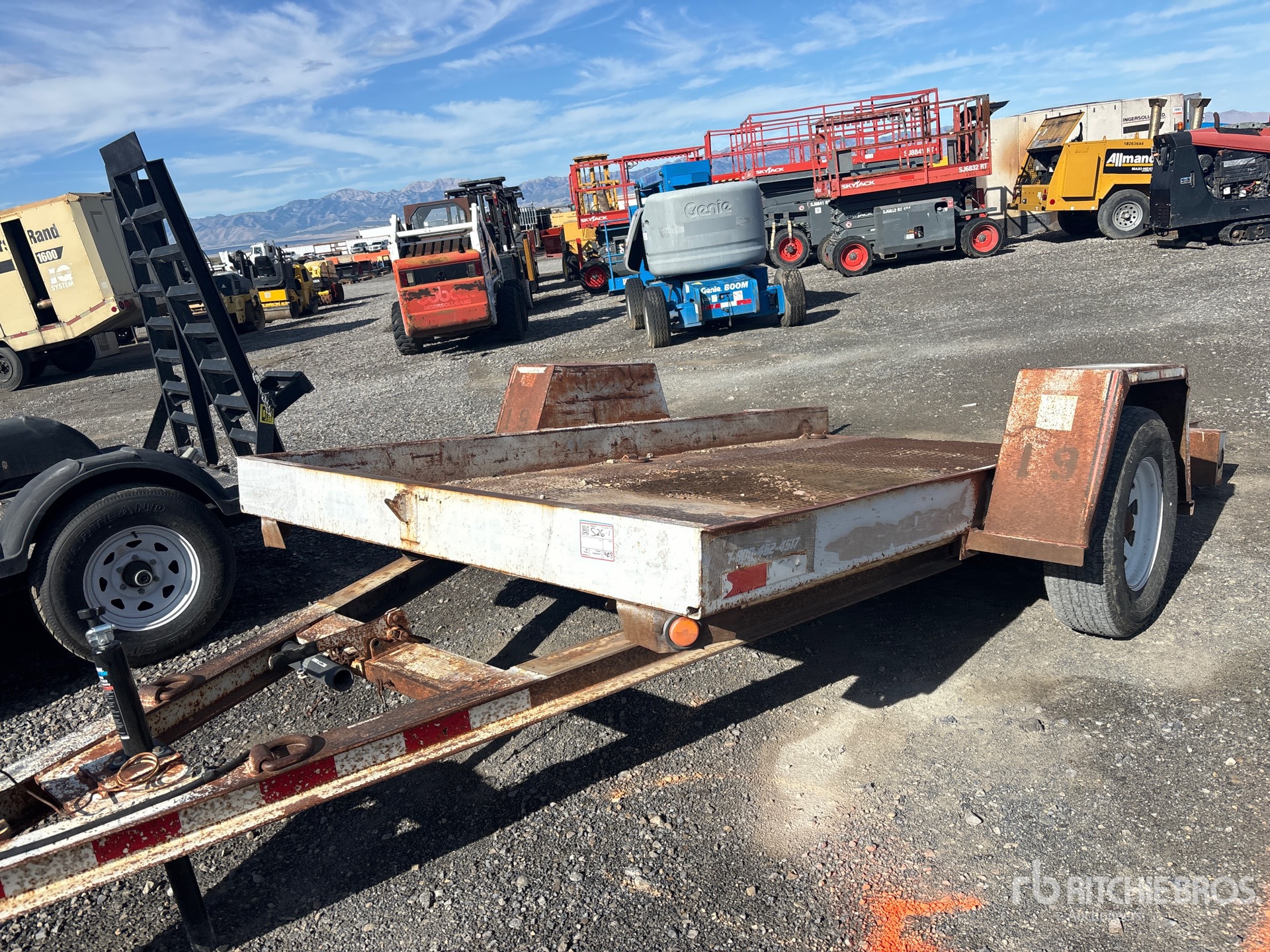 2000 Towmaster 12 FT S/A