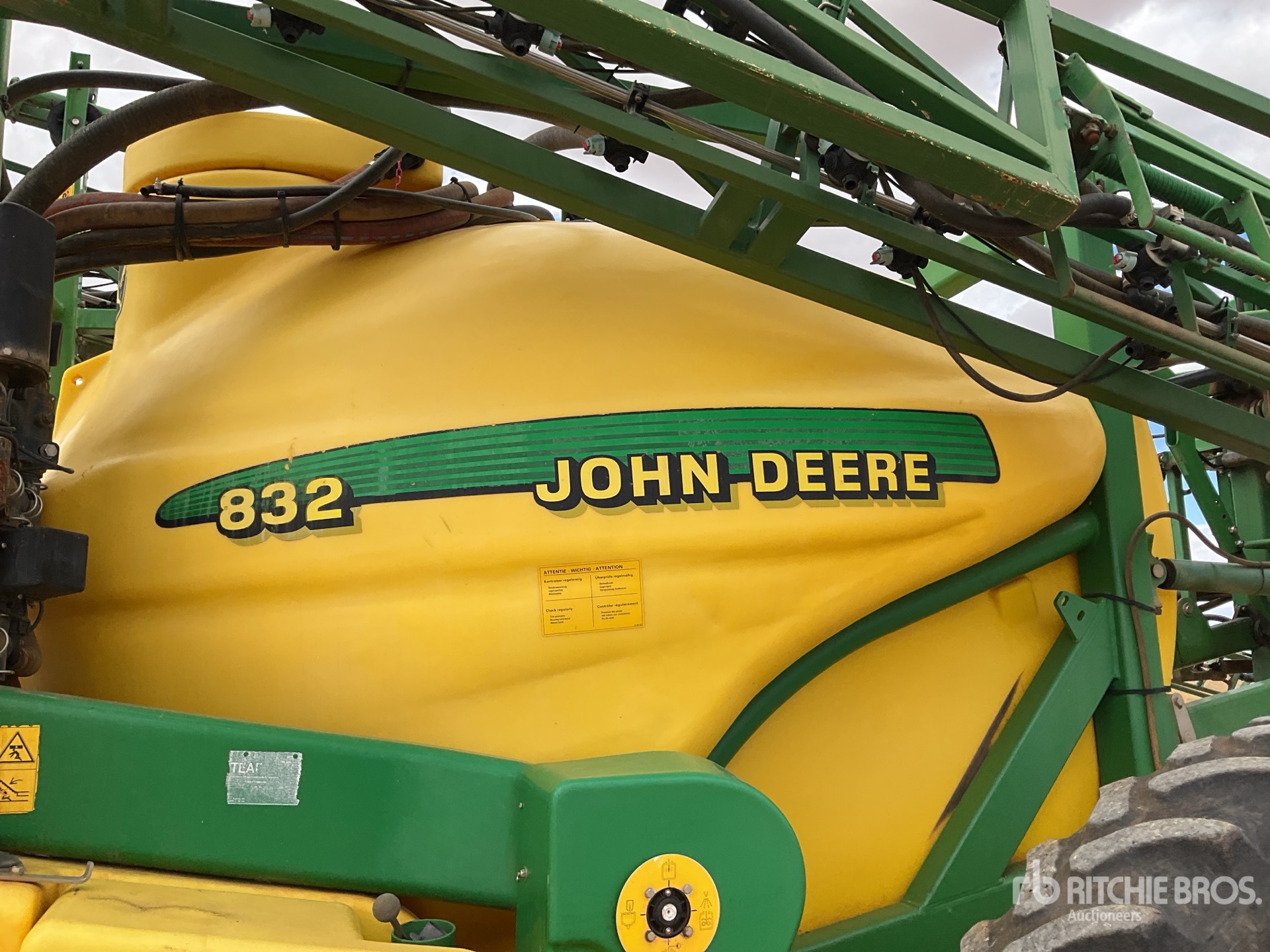 2004 John Deere 832